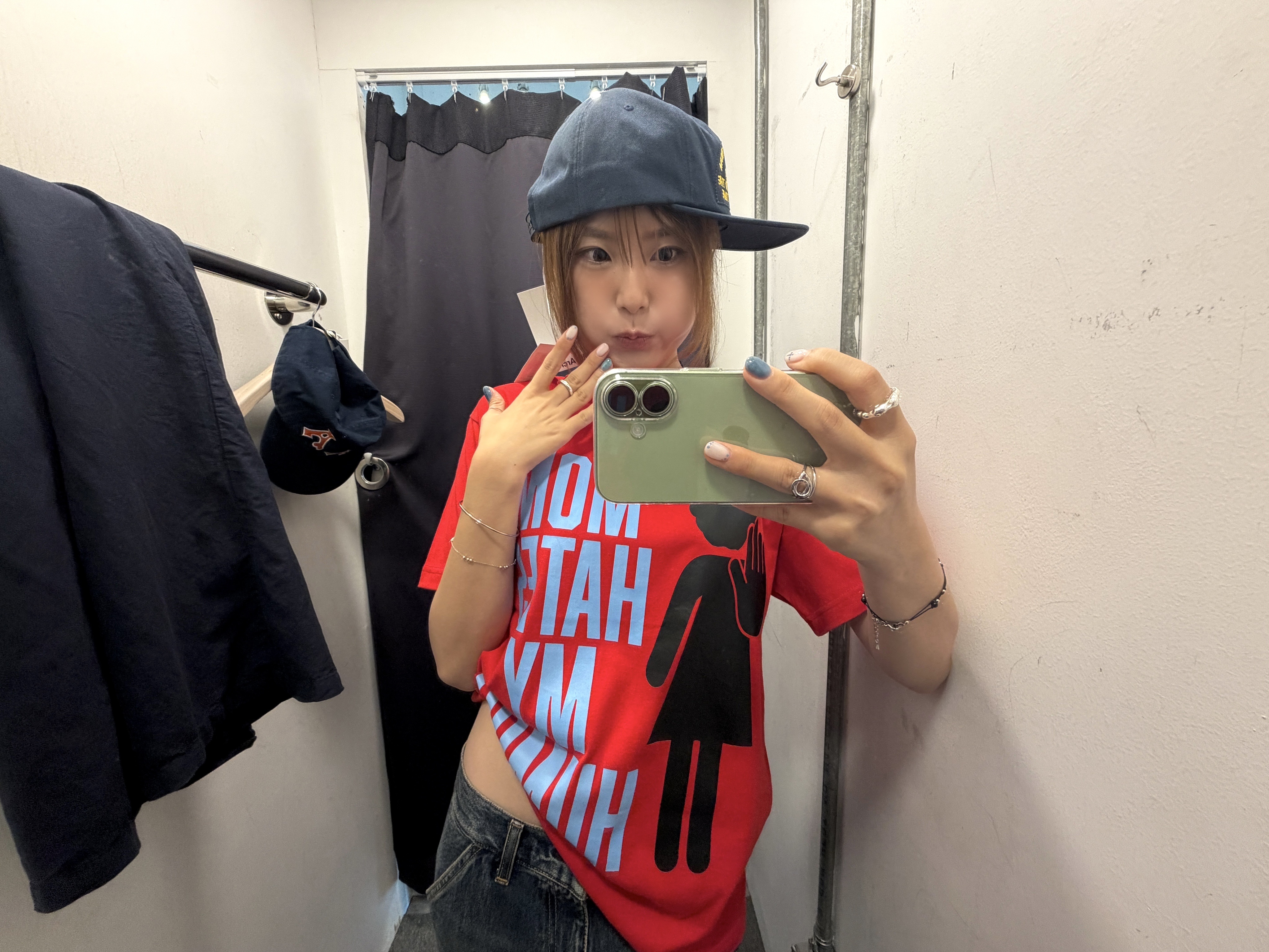 ITSMYHUMOR My Mom Tee Red 착용 스타일 - 3