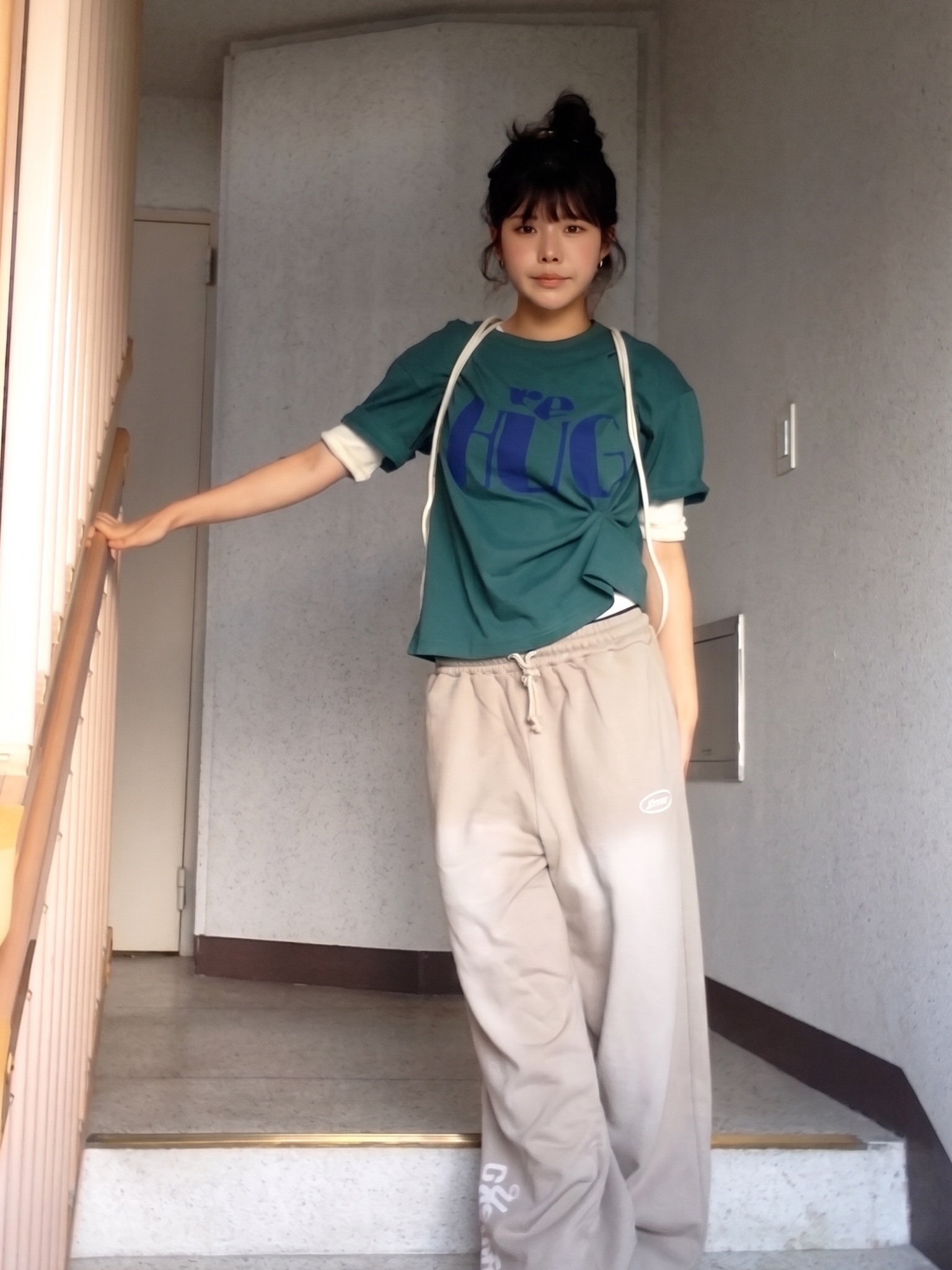 UNIVERSE GARMENT RE HUG Crack T-Shirt Green, UNIVERSE GARMENT Spray Wide Sweat Pants Beige 착용 스타일 - 1