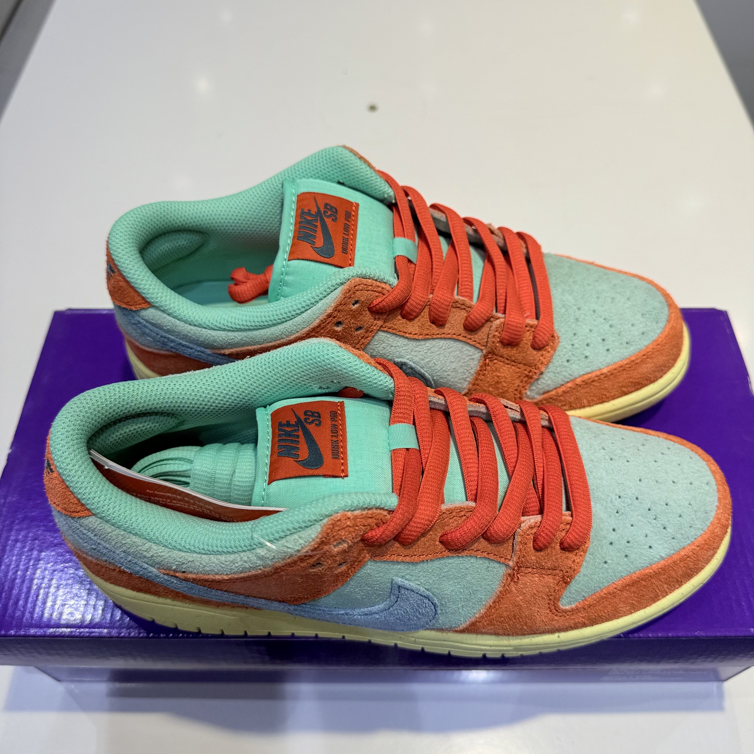 Nike SB Dunk Low Pro Premium Orange and Emerald Rise 착용 스타일 - 4