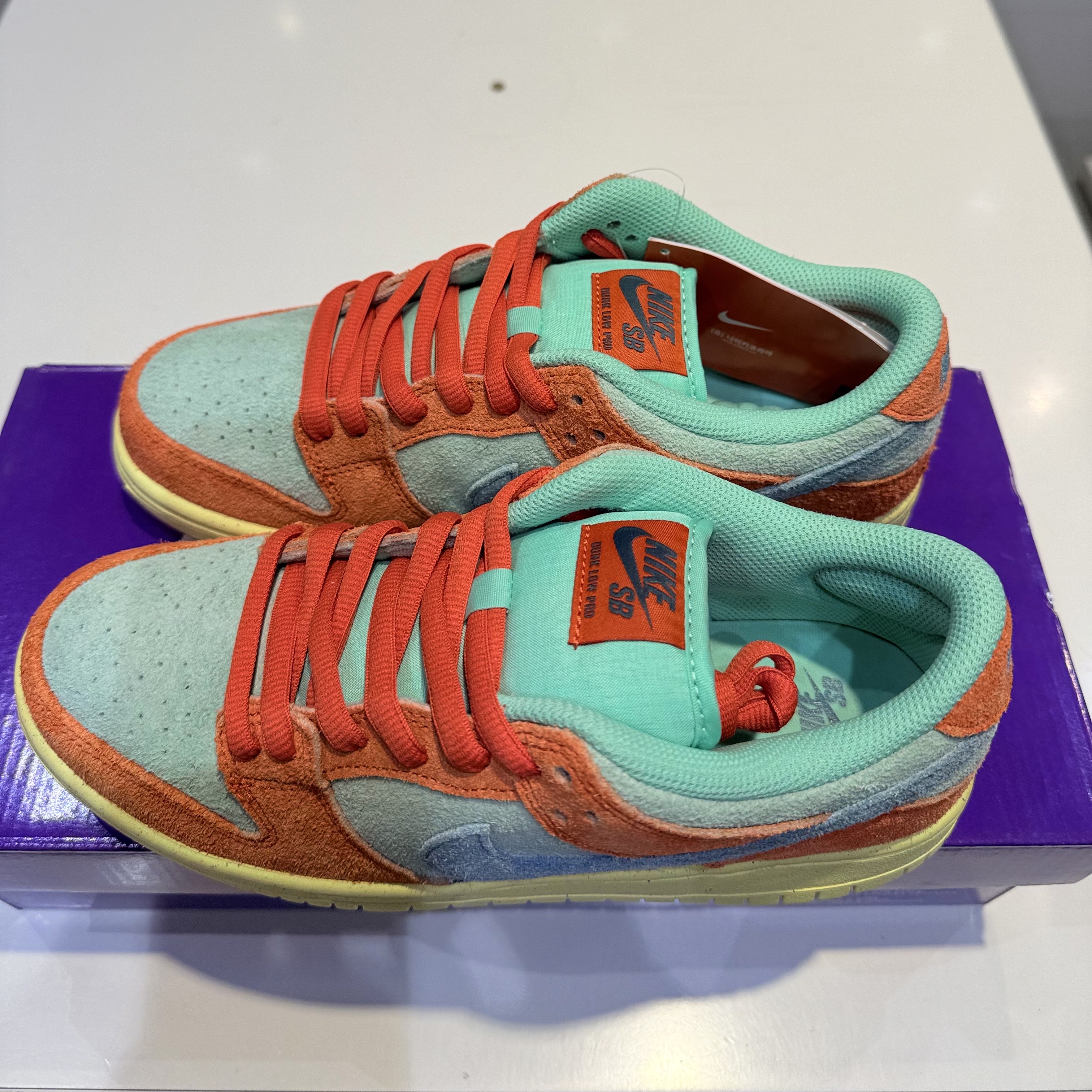 Nike SB Dunk Low Pro Premium Orange and Emerald Rise 착용 스타일 - 2