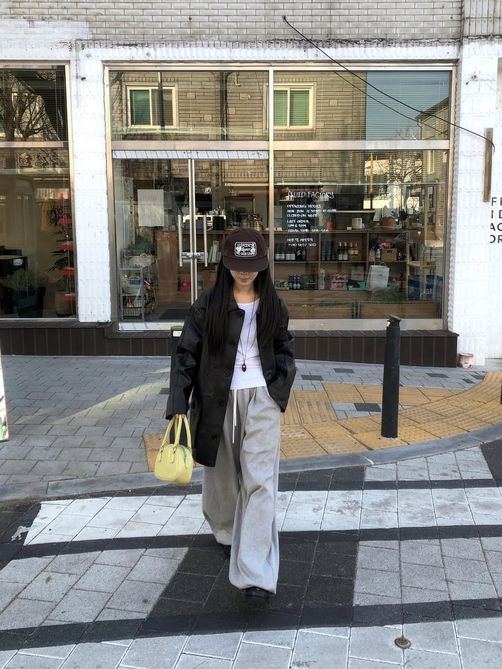 유니버스 가먼트 유니버스 러버 패치 워싱 캡 브라운 착용 스타일