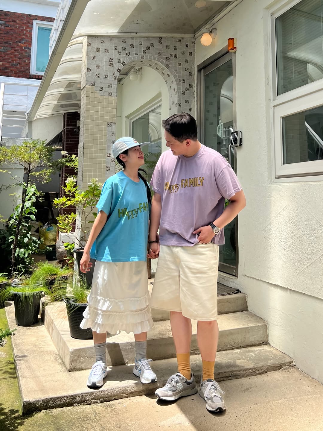 UNIVERSE GARMENT Happy Family Crop T-Shirt Blue, UNIVERSE GARMENT Happy Family Crop T-Shirt Purple 착용 스타일 - 1