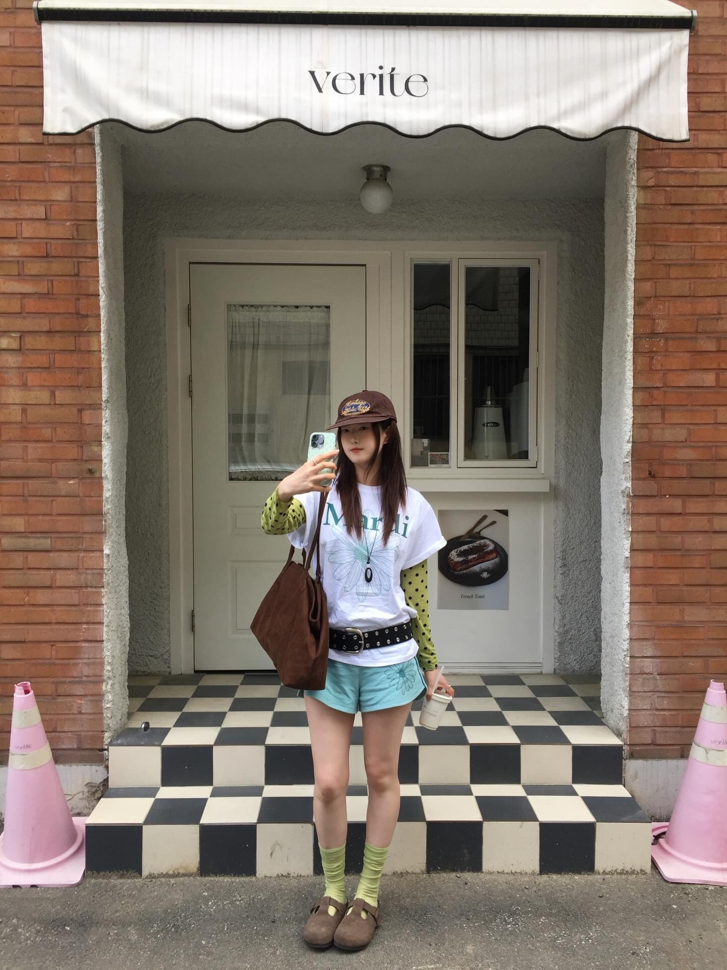 UNIVERSE GARMENT Universe Sign Long Bill Washing Cap Brown 착용 스타일