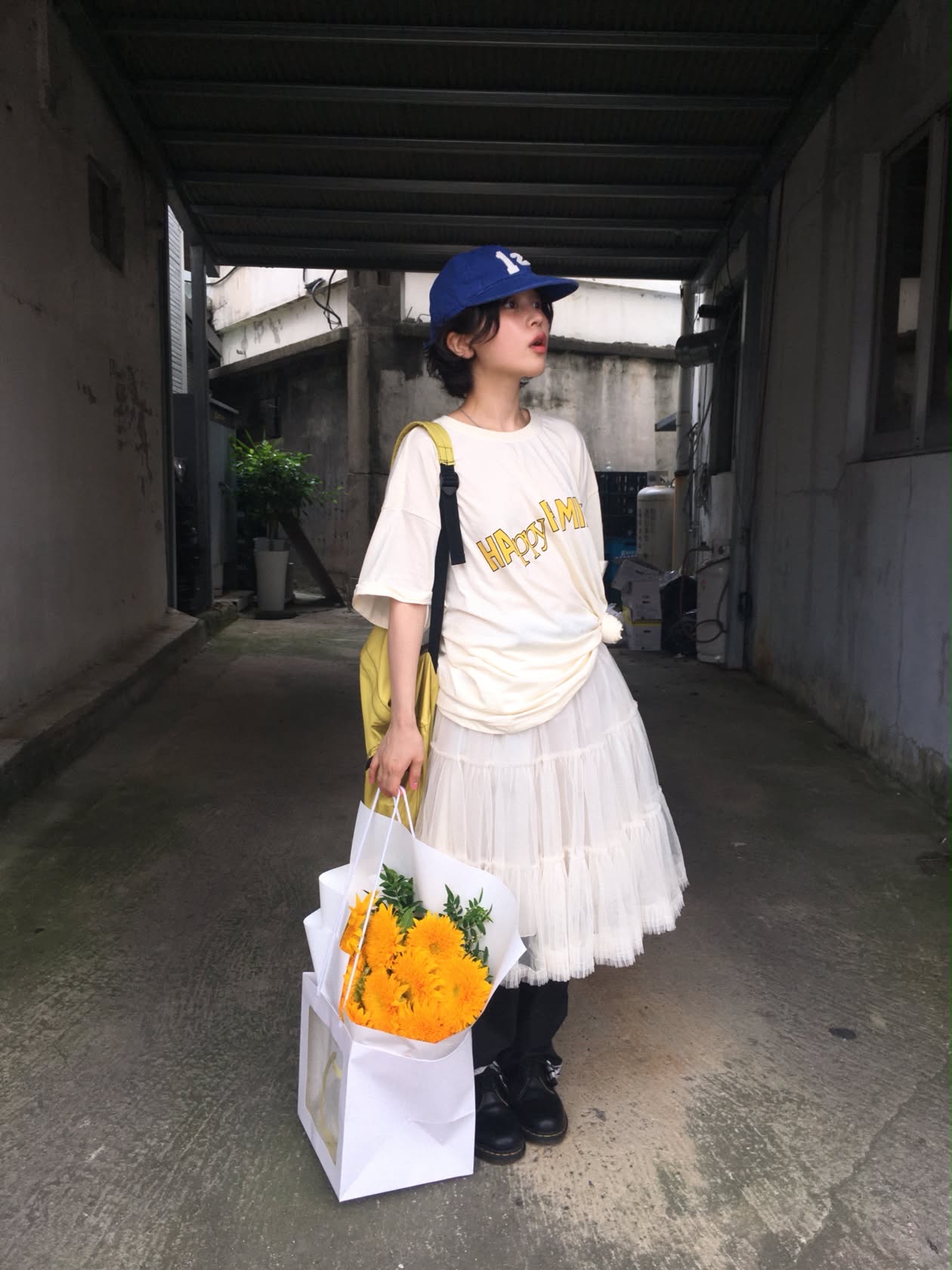 UNIVERSE GARMENT Happy Family Crop T-Shirt Ivory 착용 스타일 - 3