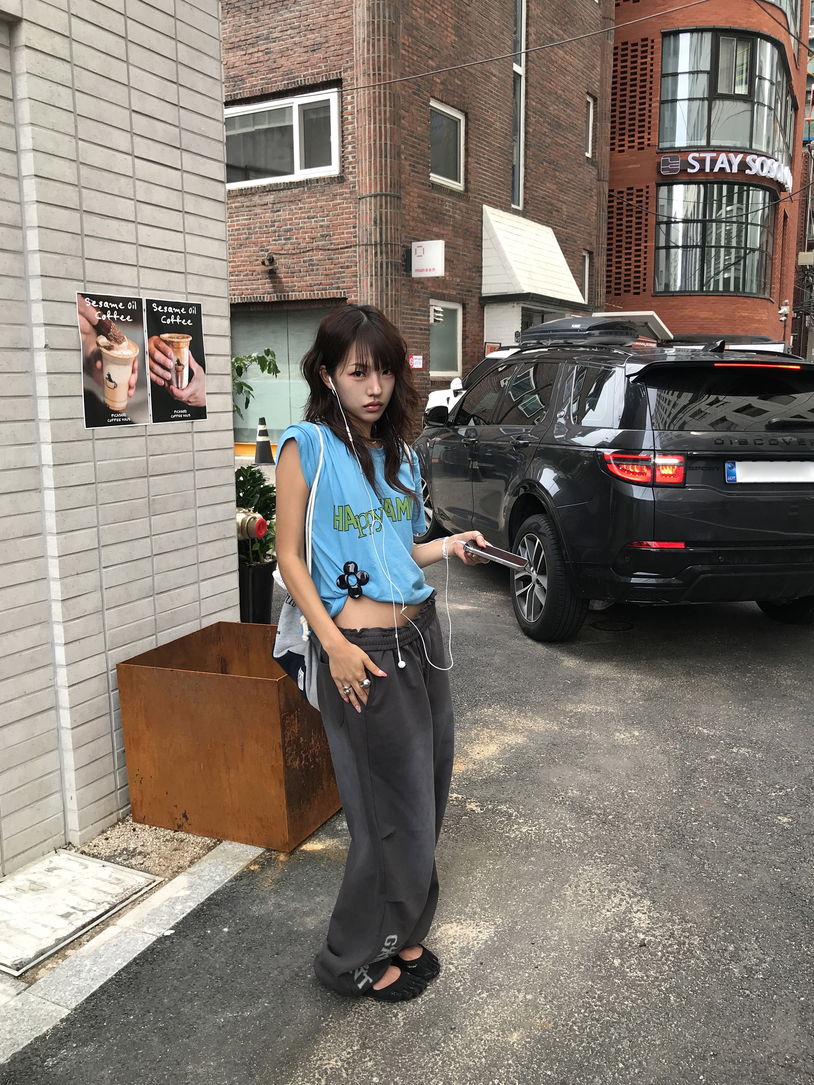 UNIVERSE GARMENT Happy Family Crop T-Shirt Blue 착용 스타일 - 2