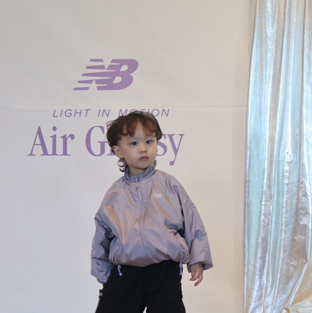 (Kids) New Balance Air Glossy Windbreaker Purple 착용 스타일 - 1