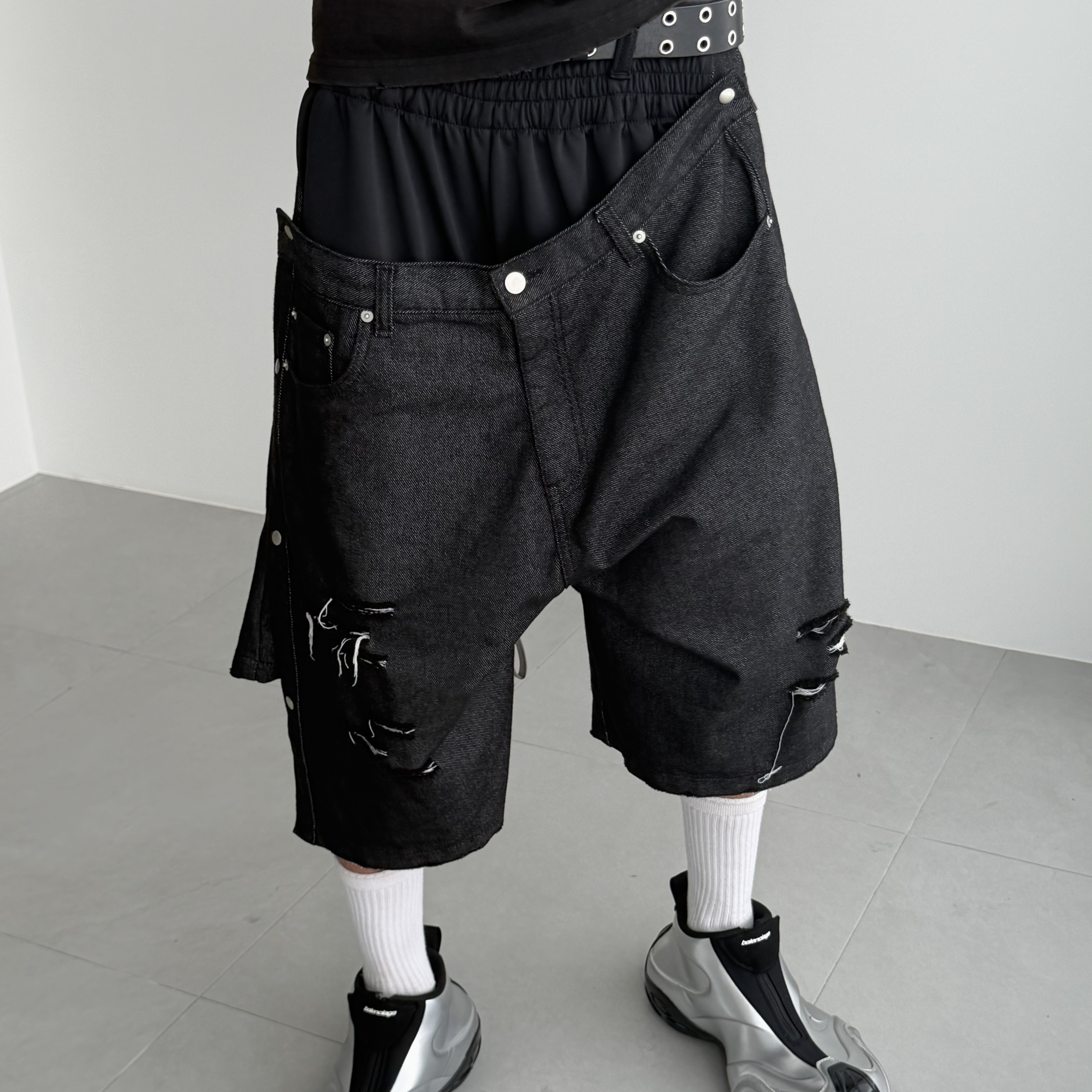 preoccupy Double-Layered Non-fade Bermuda Shorts, preoccupy Dystopia Crack Text T-shirt - Black 착용 스타일 - 2