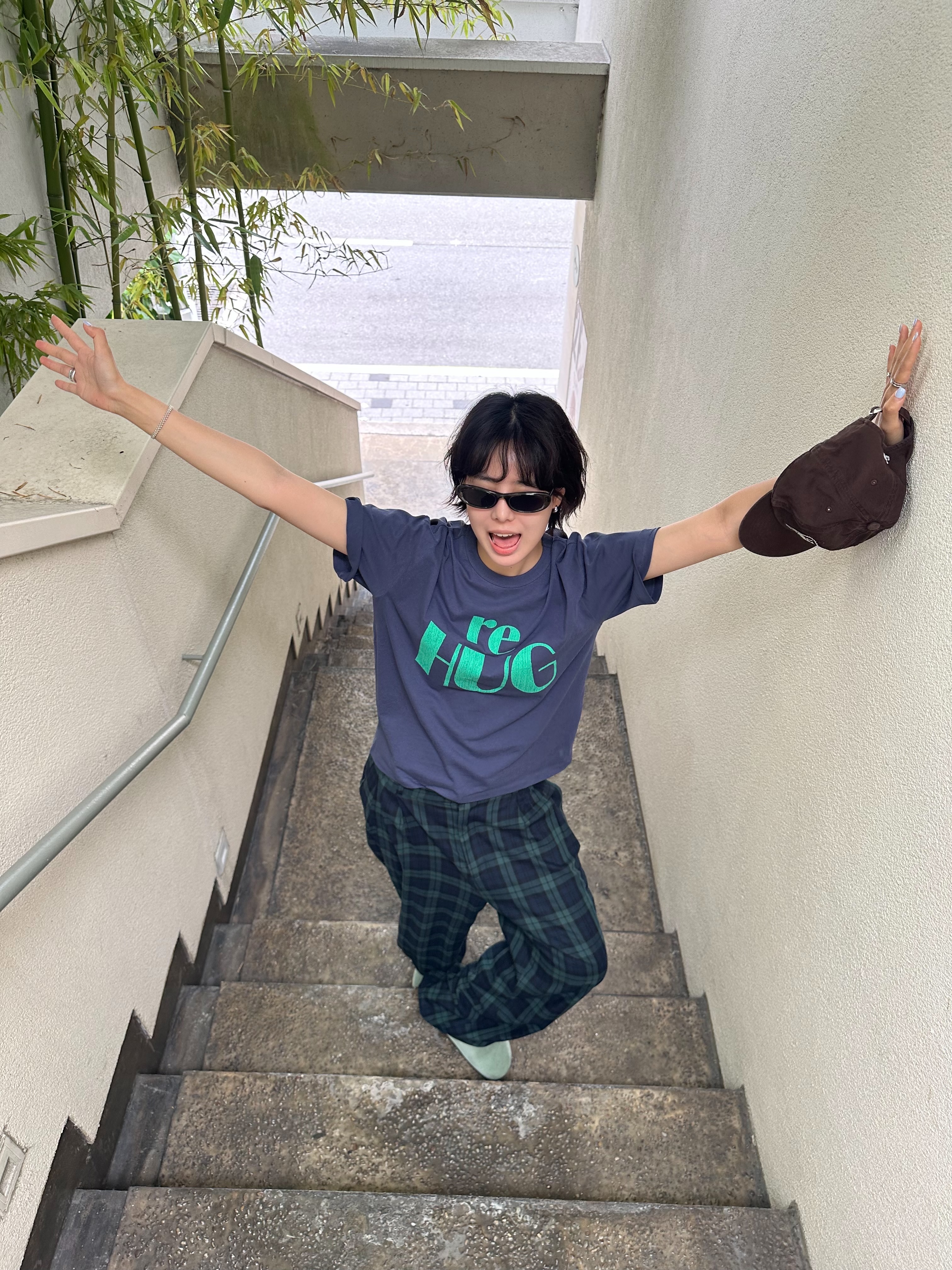 UNIVERSE GARMENT RE HUG Crack T-Shirt Navy, UNIVERSE GARMENT Universe Lover Patch Washing Cap Brown 착용 스타일 - 2