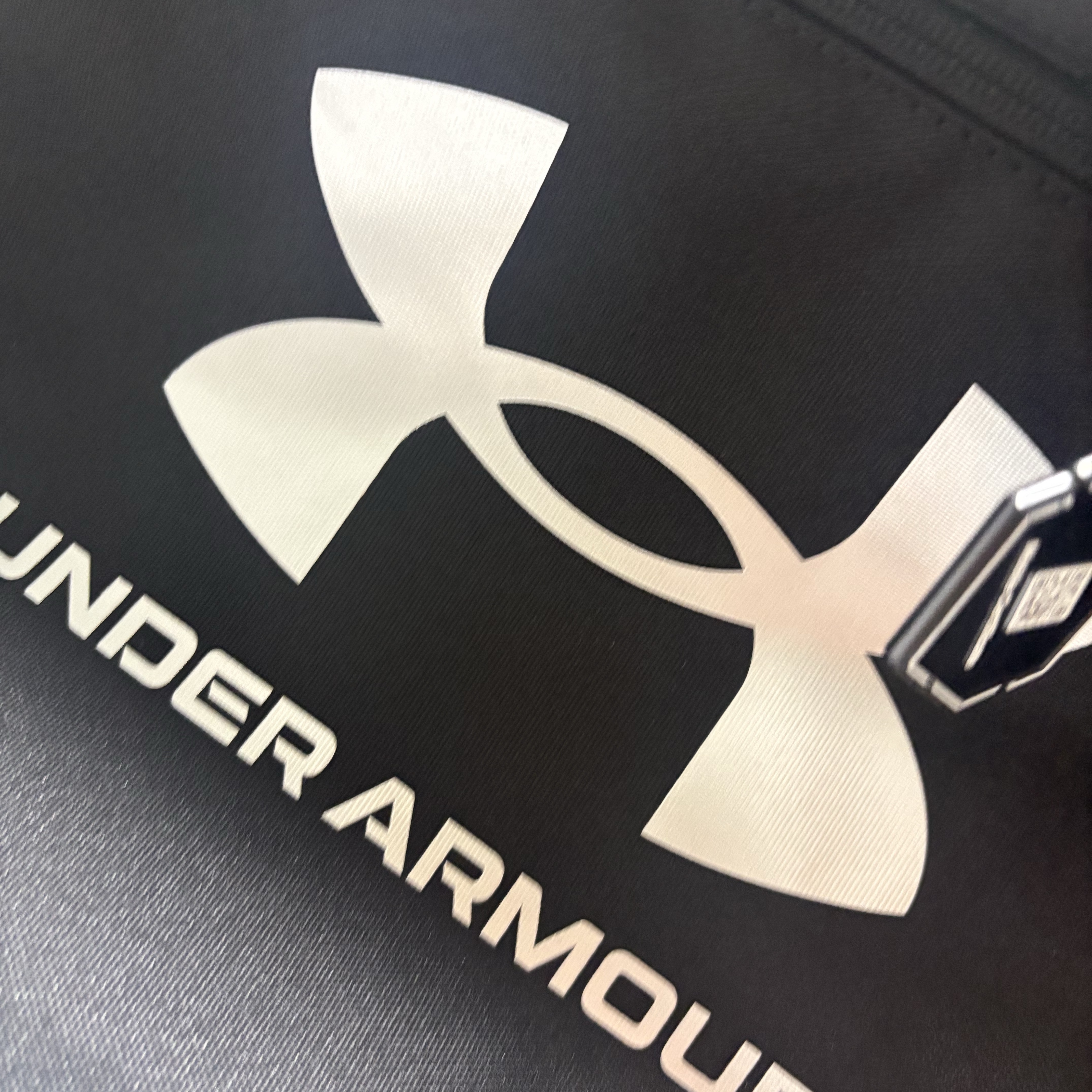 Under Armour Undeniable 5.0 Medium Duffle Bag Black Metallic Silver 착용 스타일