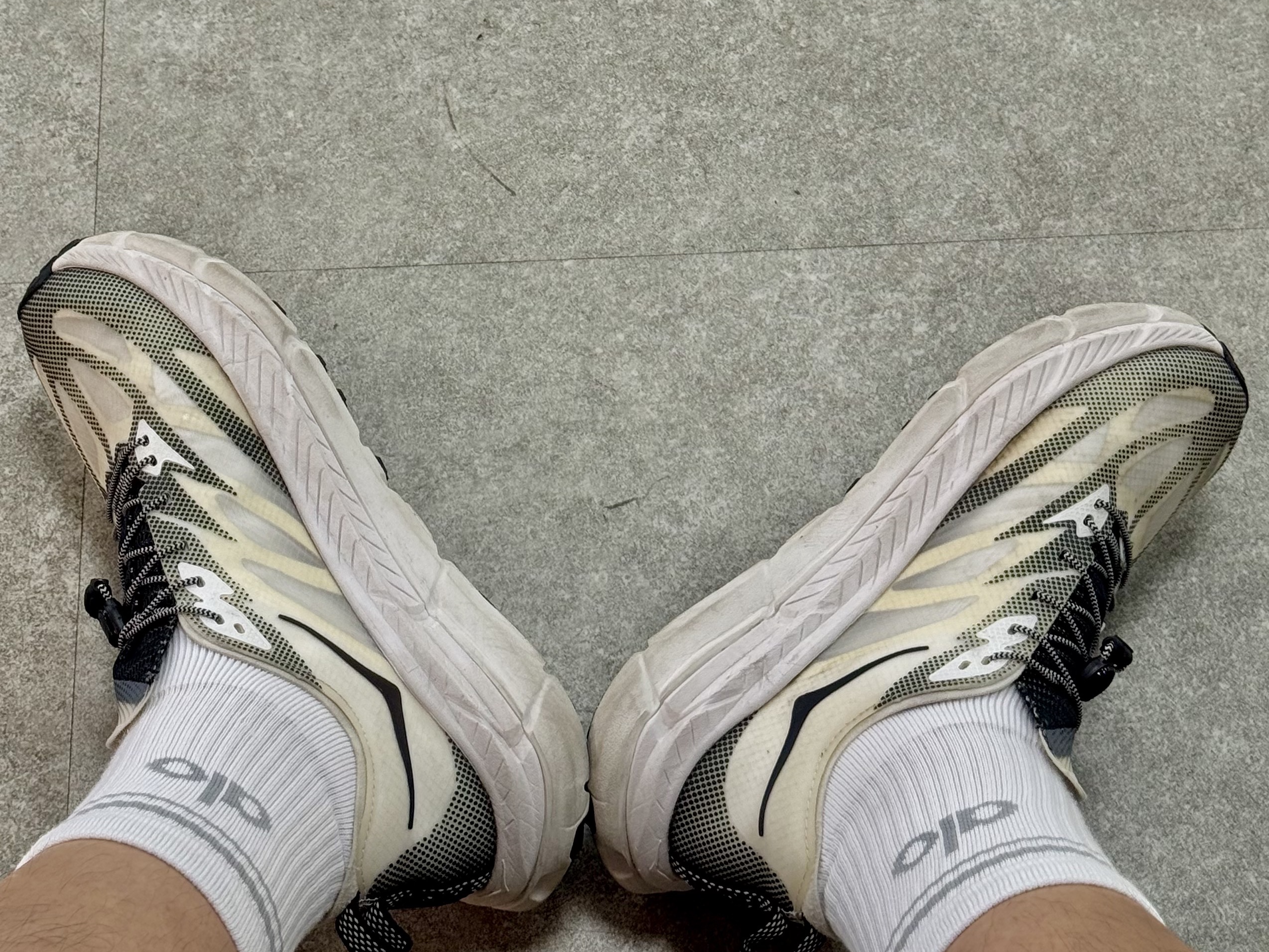 Alo Yoga Unisex Half Crew Throwback Sock White Titanium, Hoka Mafate Speed 4 Lite White Black 착용 스타일 - 1