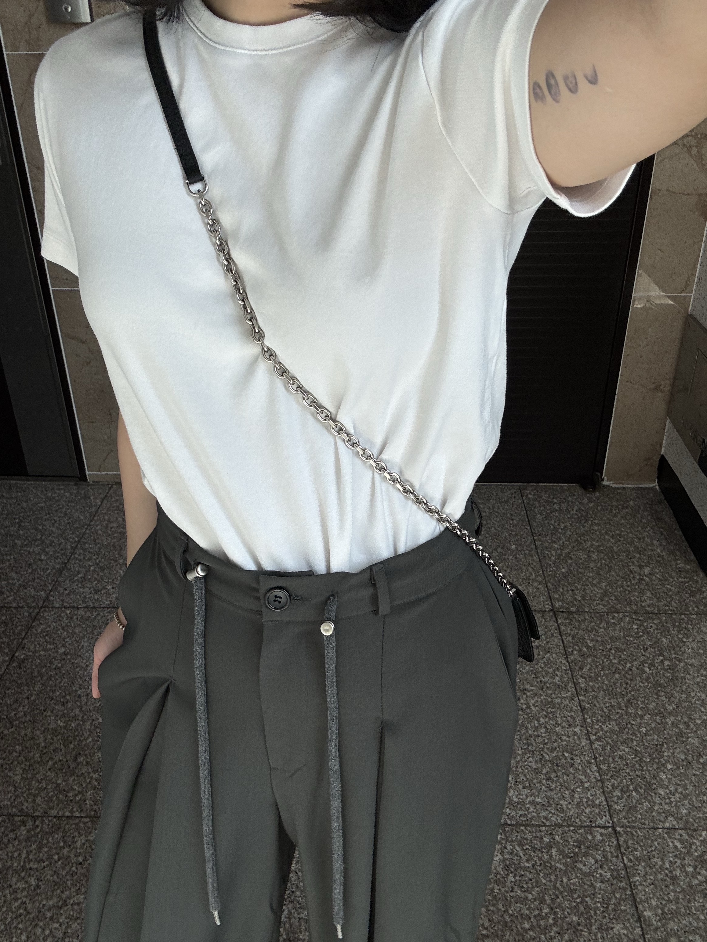 Maison Margiela Chain WOC Crossbody Bag Black S56UI0147, Oofos OOriginal Black 착용 스타일 - 7