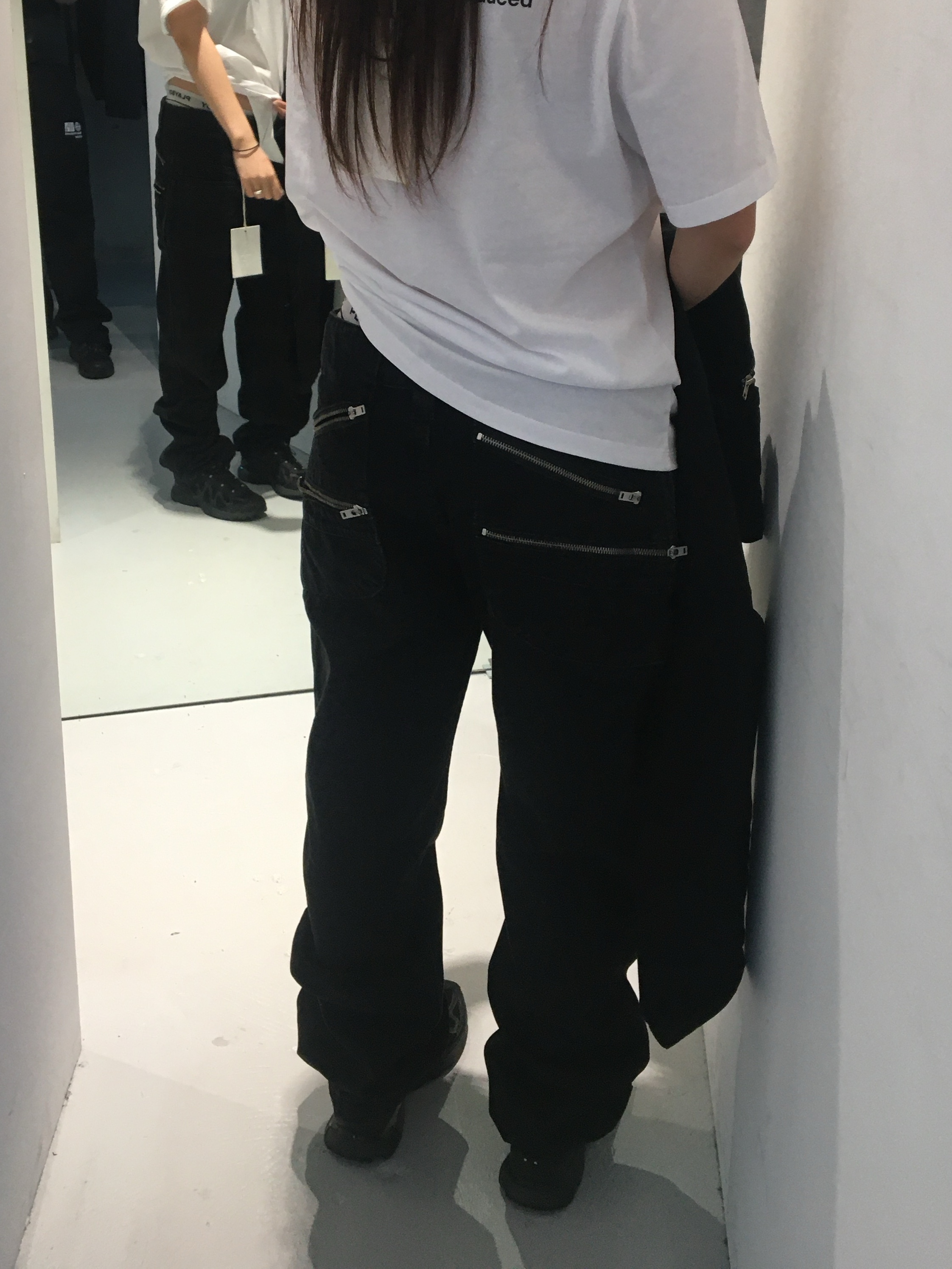 (W) Plastic Product MPa T-Shirt White, Plastic Product MPa Bag Pants Black 착용 스타일 - 2