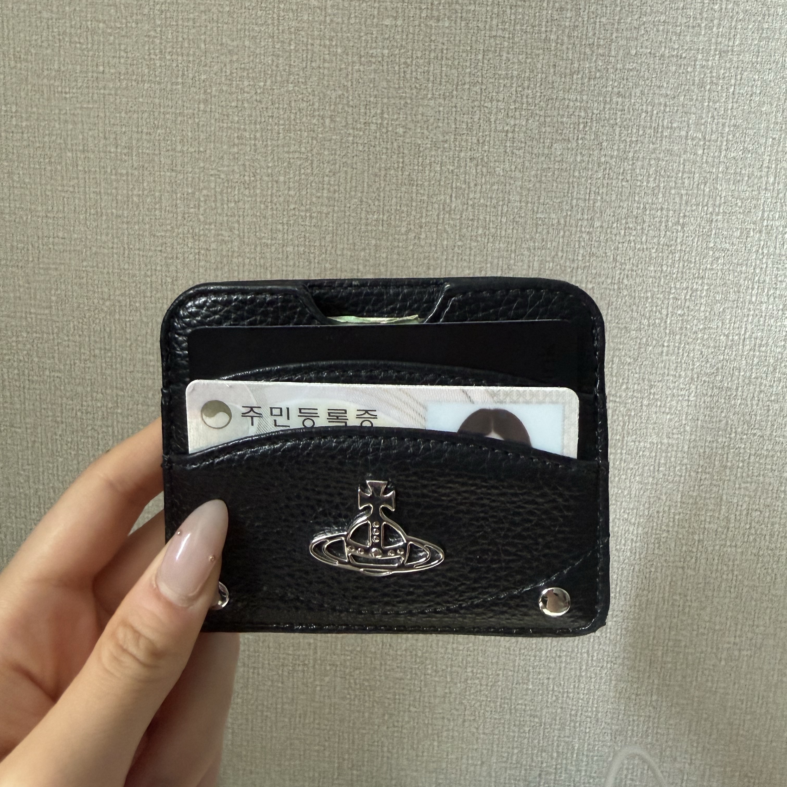 Vivienne Westwood Half Moon Card Holder Black 착용 스타일