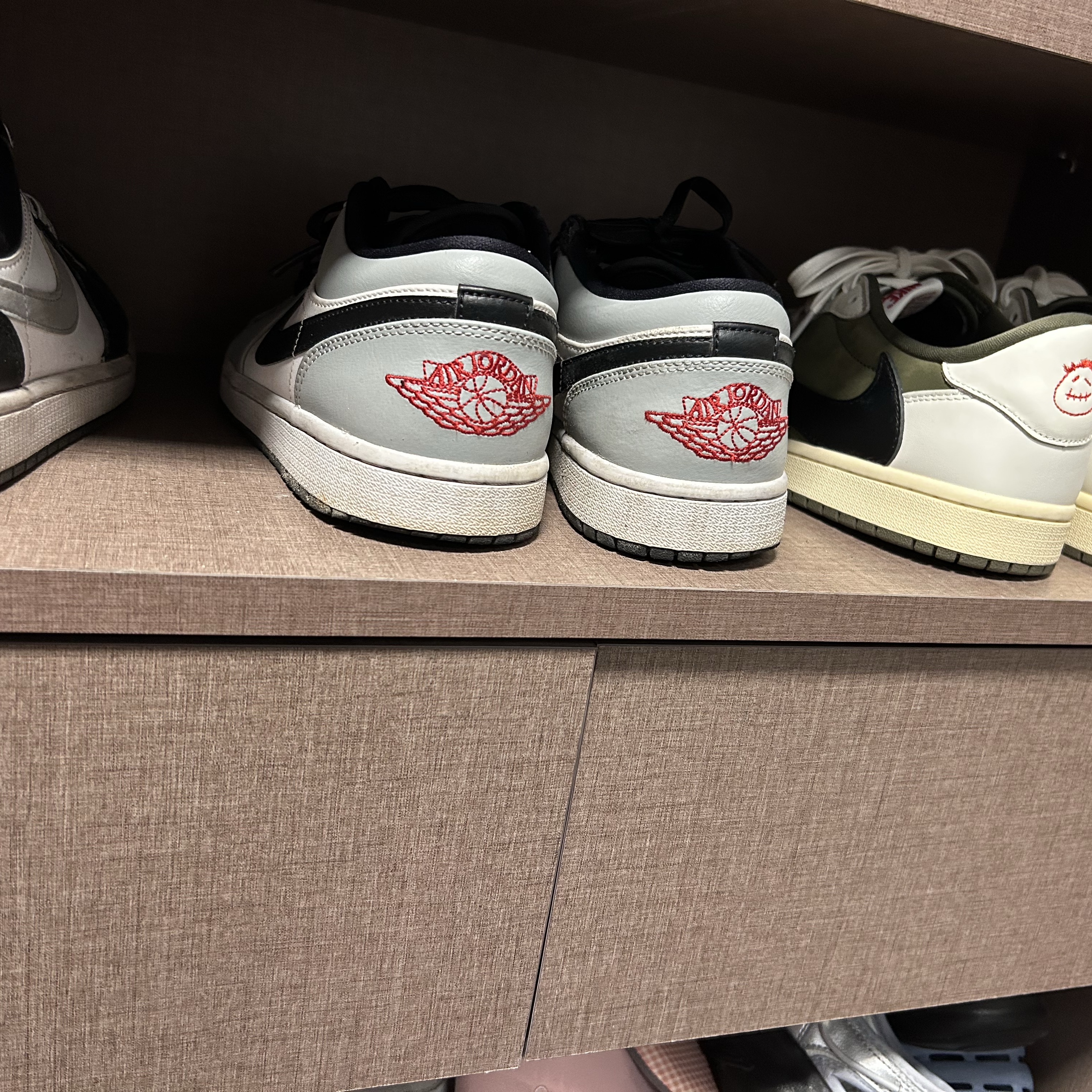 Jordan 1 x Travis Scott Retro Low OG SP Reverse Olive, Jordan 1 Low Light Smoke Grey 착용 스타일 - 1