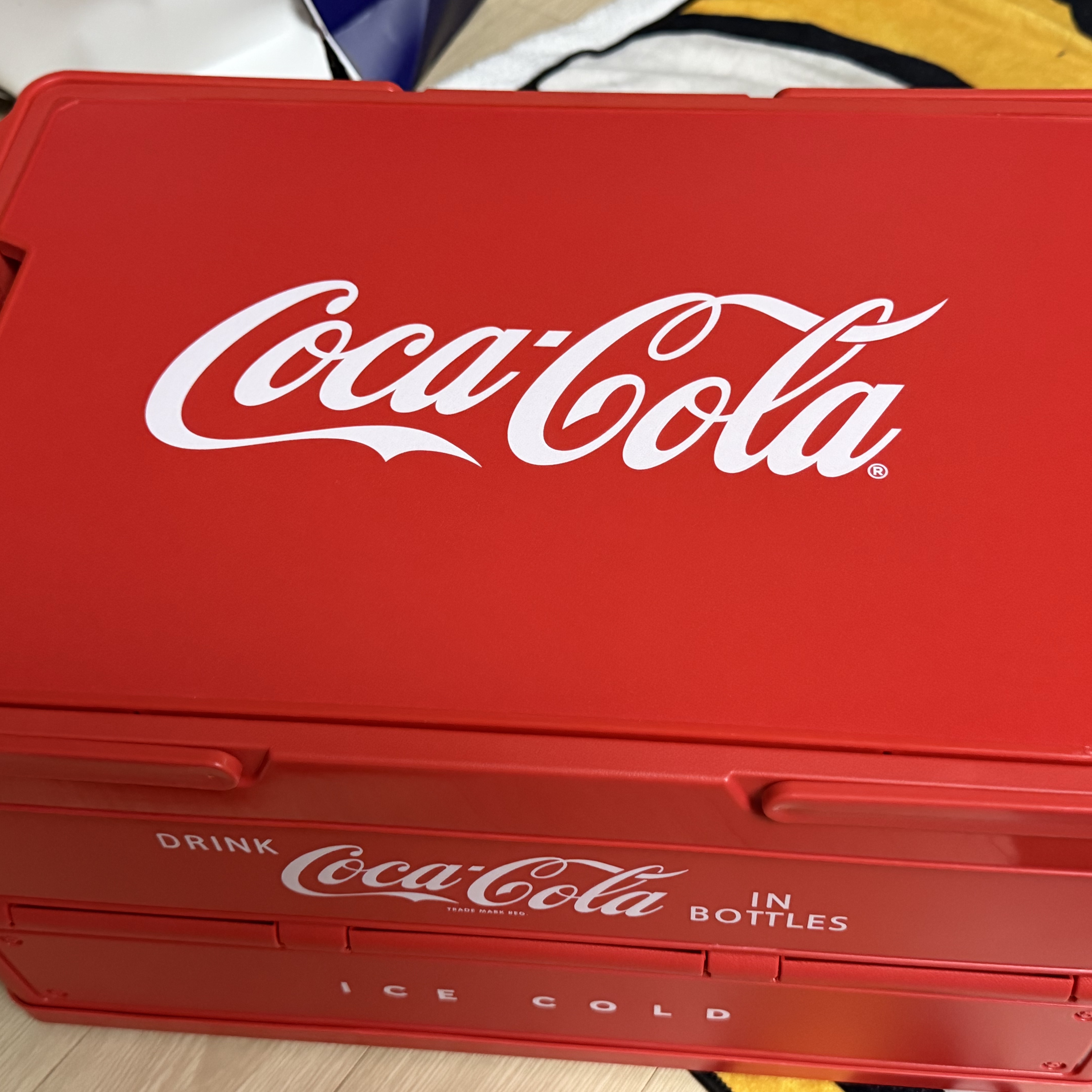 Coca-Cola Signature Foldable Camping Storage Box 30L - Red (CO-WSN01-R) 착용 스타일