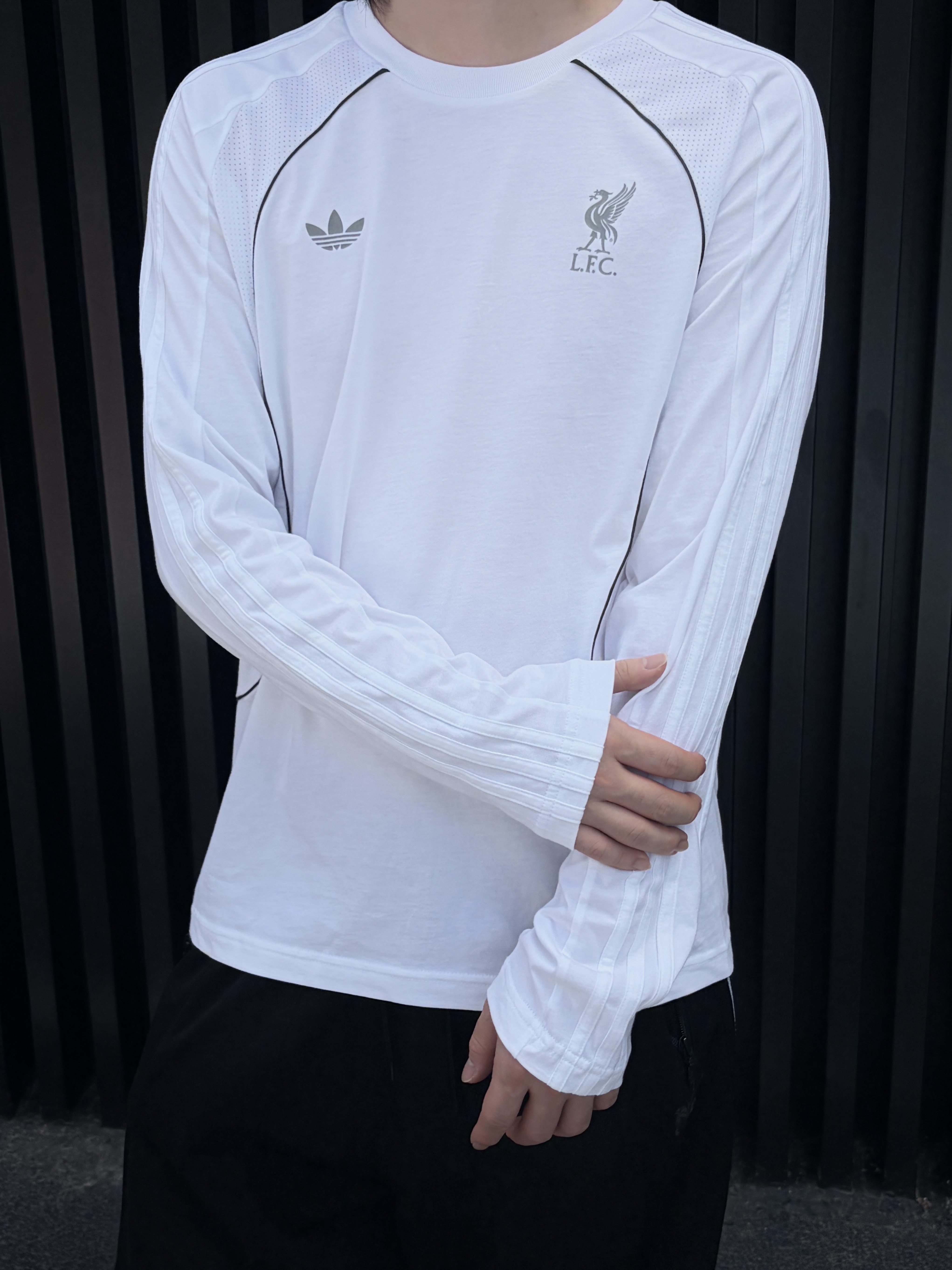 Adidas Liverpool FC Teamgeist 26 Longsleeve T-Shirt White - KR Sizing (Non Marking Ver.) 착용 스타일 - 3