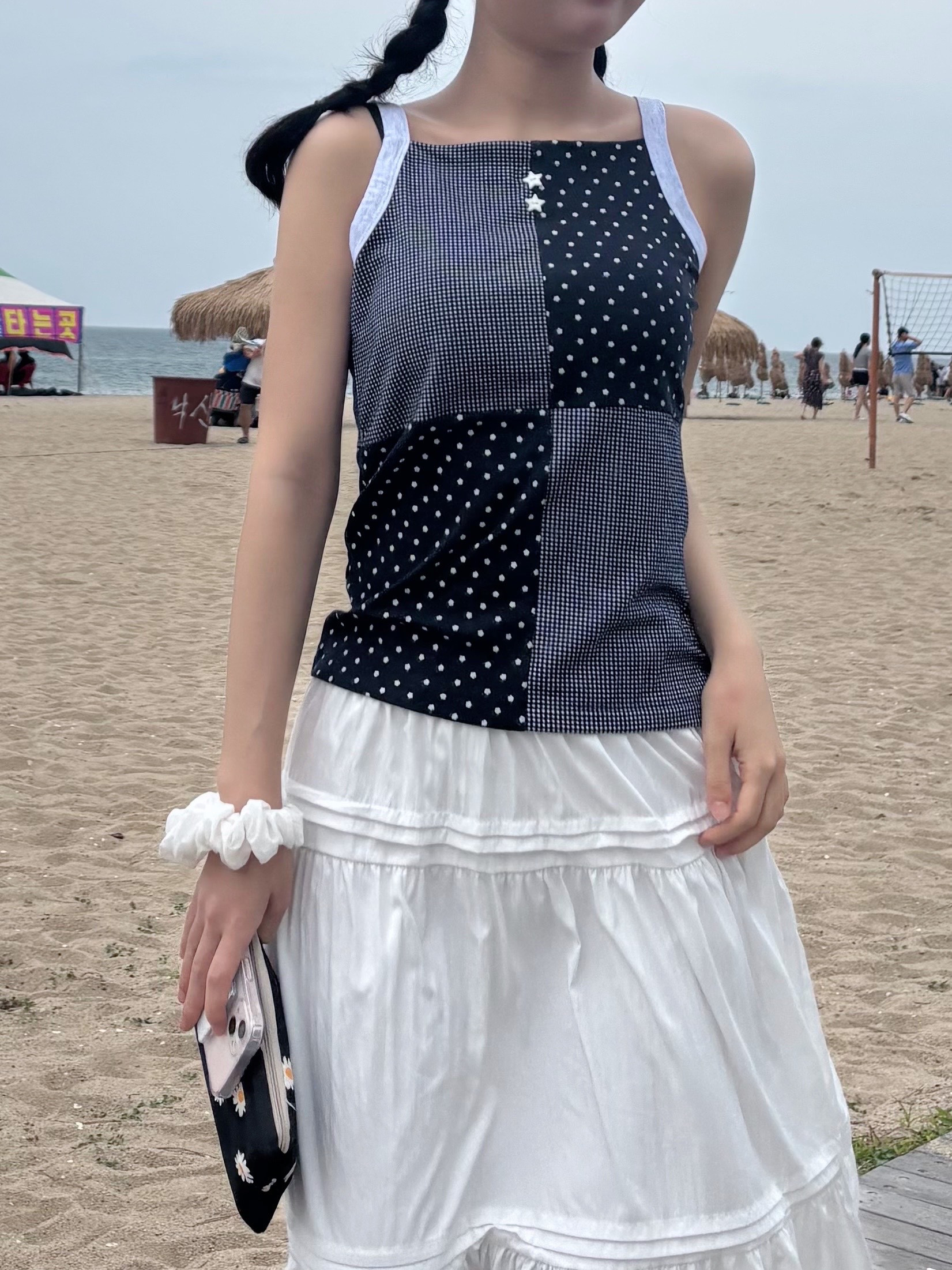 CAVISH Mix Patch Sleeveless Navy 착용 스타일 - 3