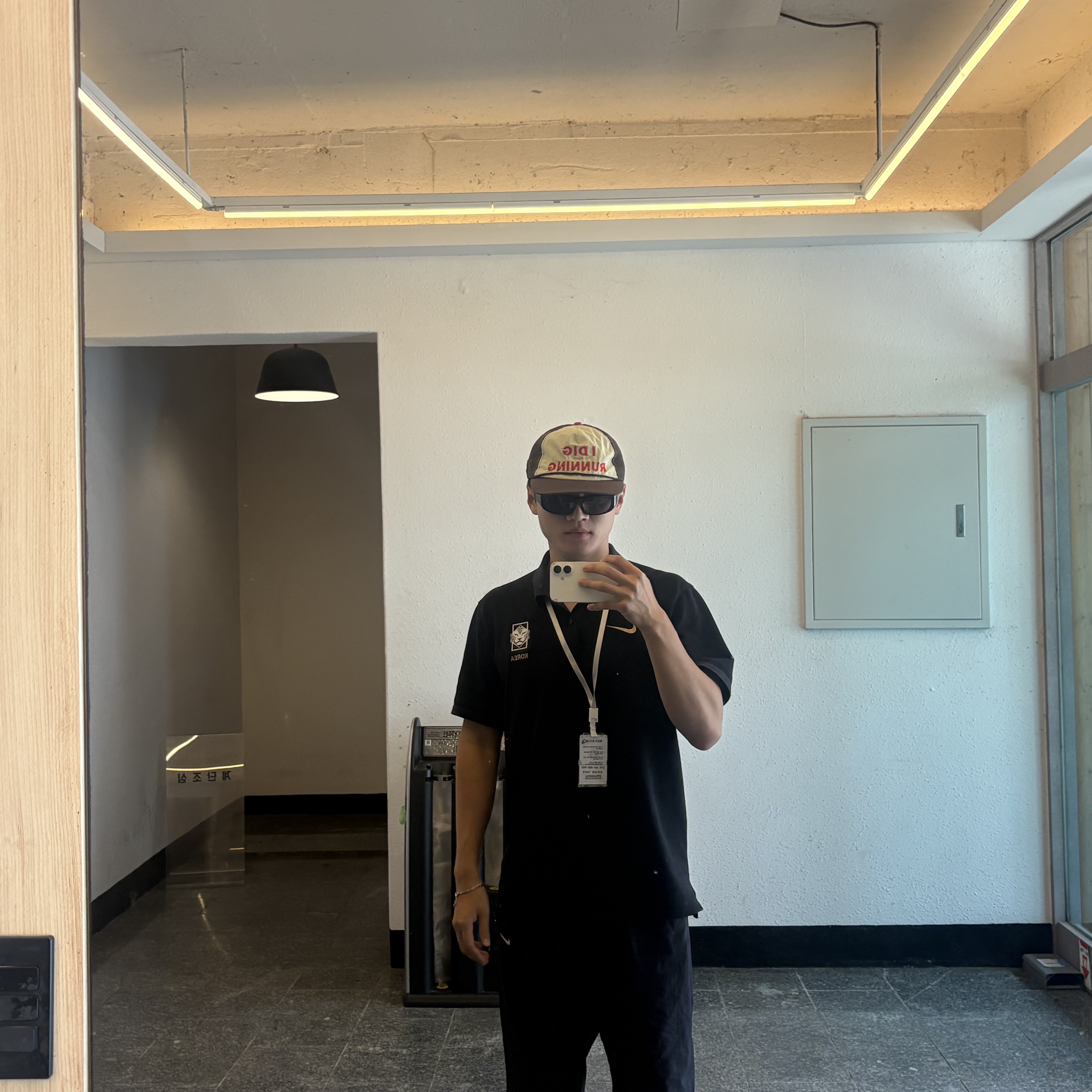 Alex Zono I Dig Running Trucker Hat OG Brown, Nike Korea Dri-Fit Football Polo Black Club Gold (IB6214-010) (Non Marking Ver.) 착용 스타일