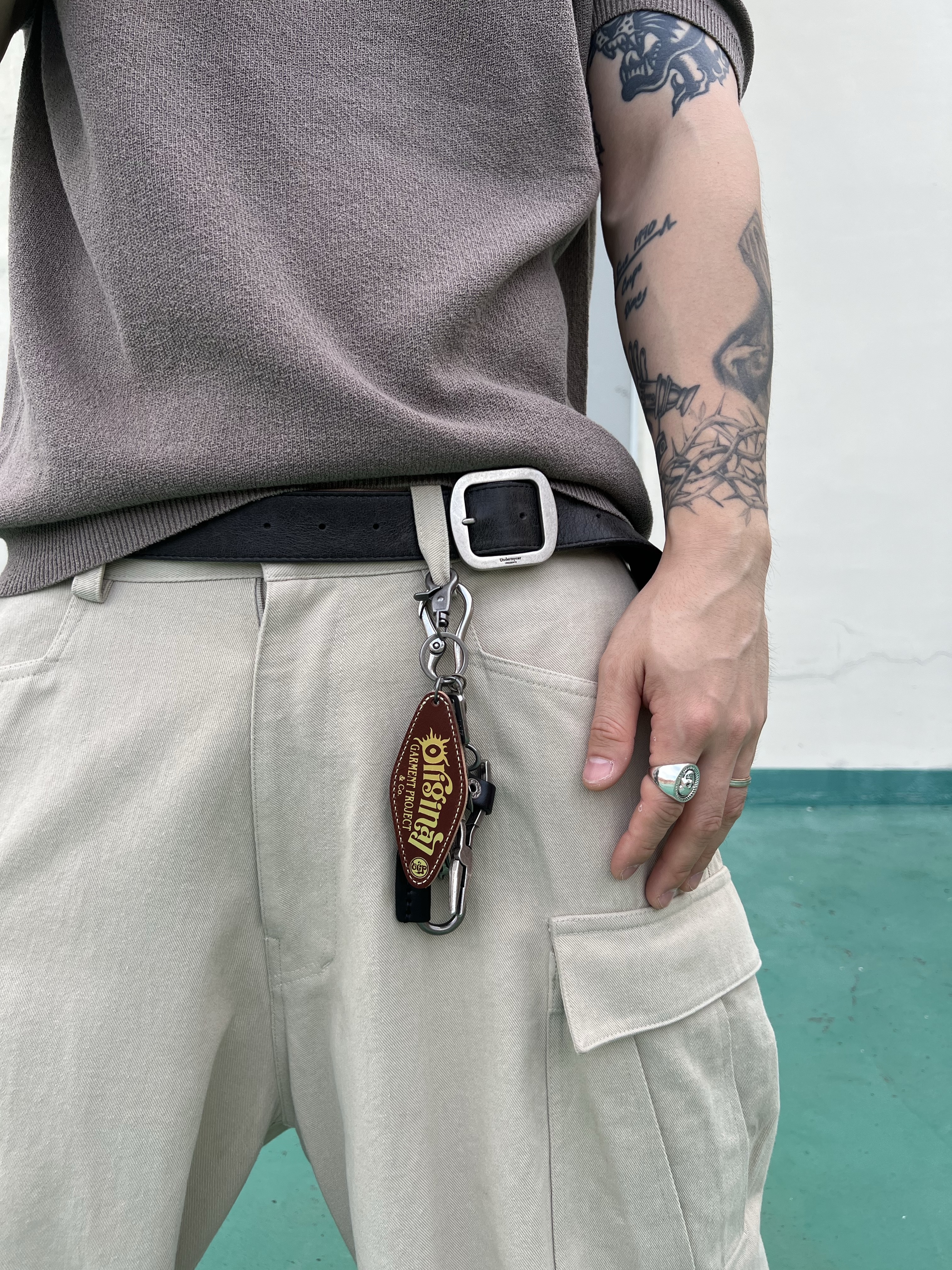Kinchi x Yiyae Bone Mule Camel, Undermycar MU.128 Original Logo Cracked Leather Belt Silver / Black 착용 스타일 - 3