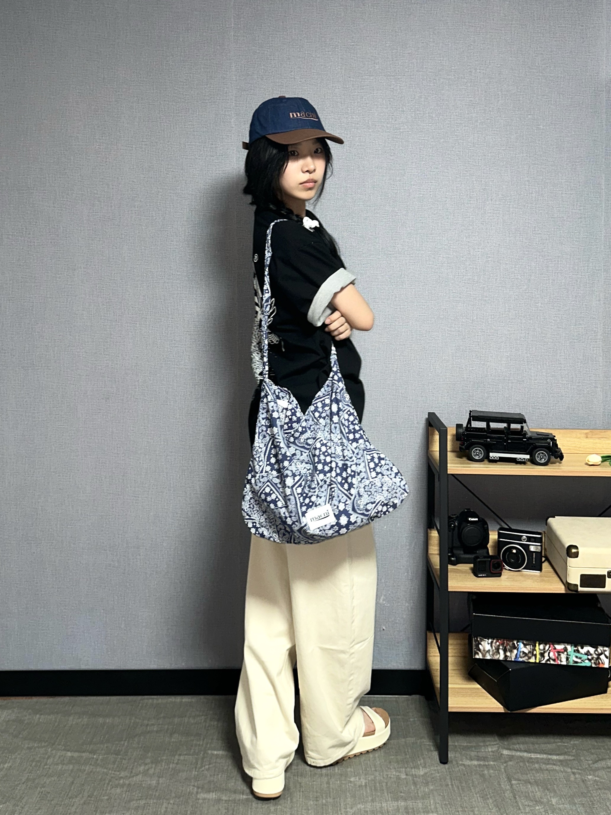 MACNI Paisley Eco Cross Bag Navy 착용 스타일 - 2