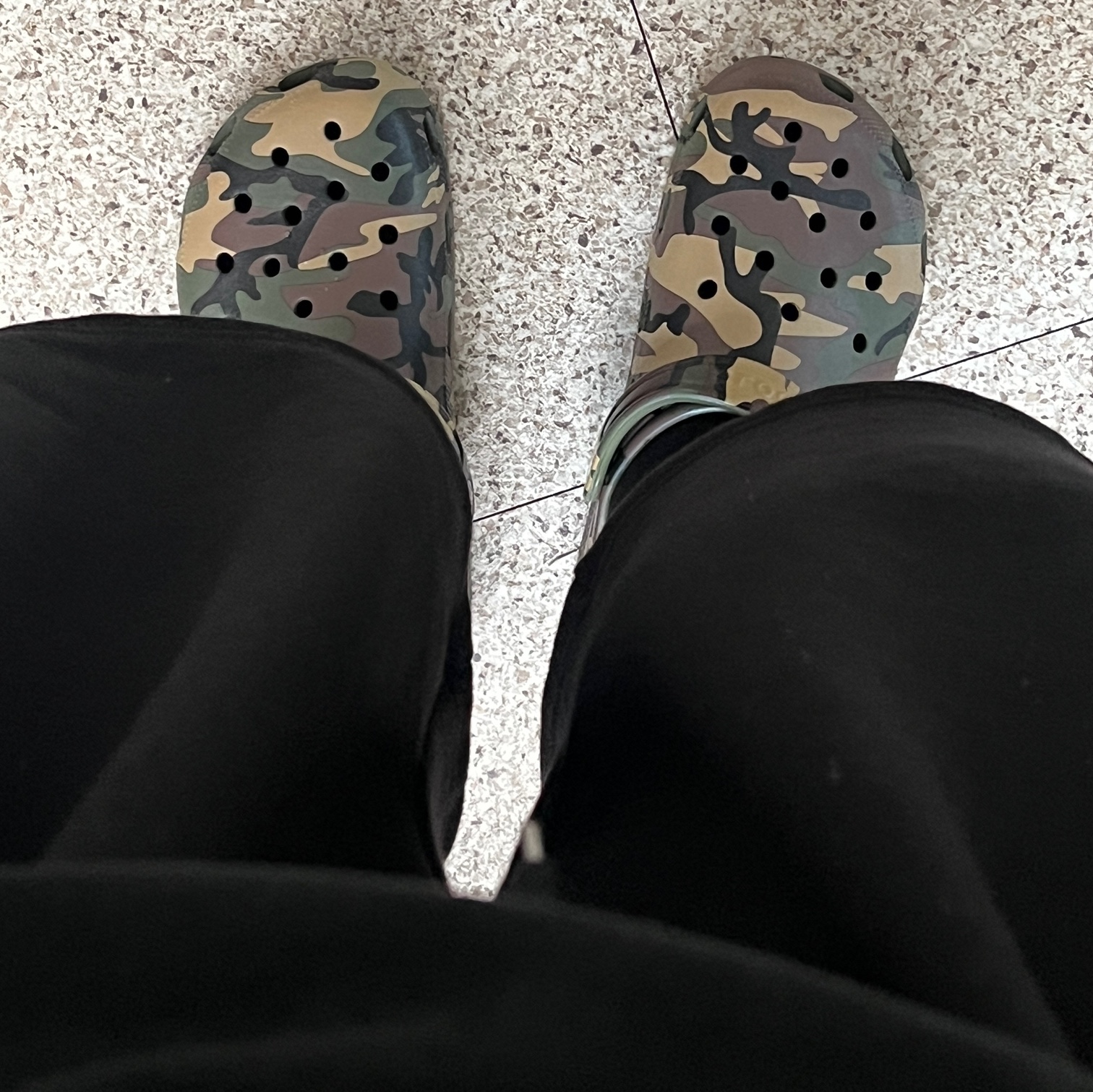 Crocs Classic Camouflage Clog Army Green Multi 착용 스타일