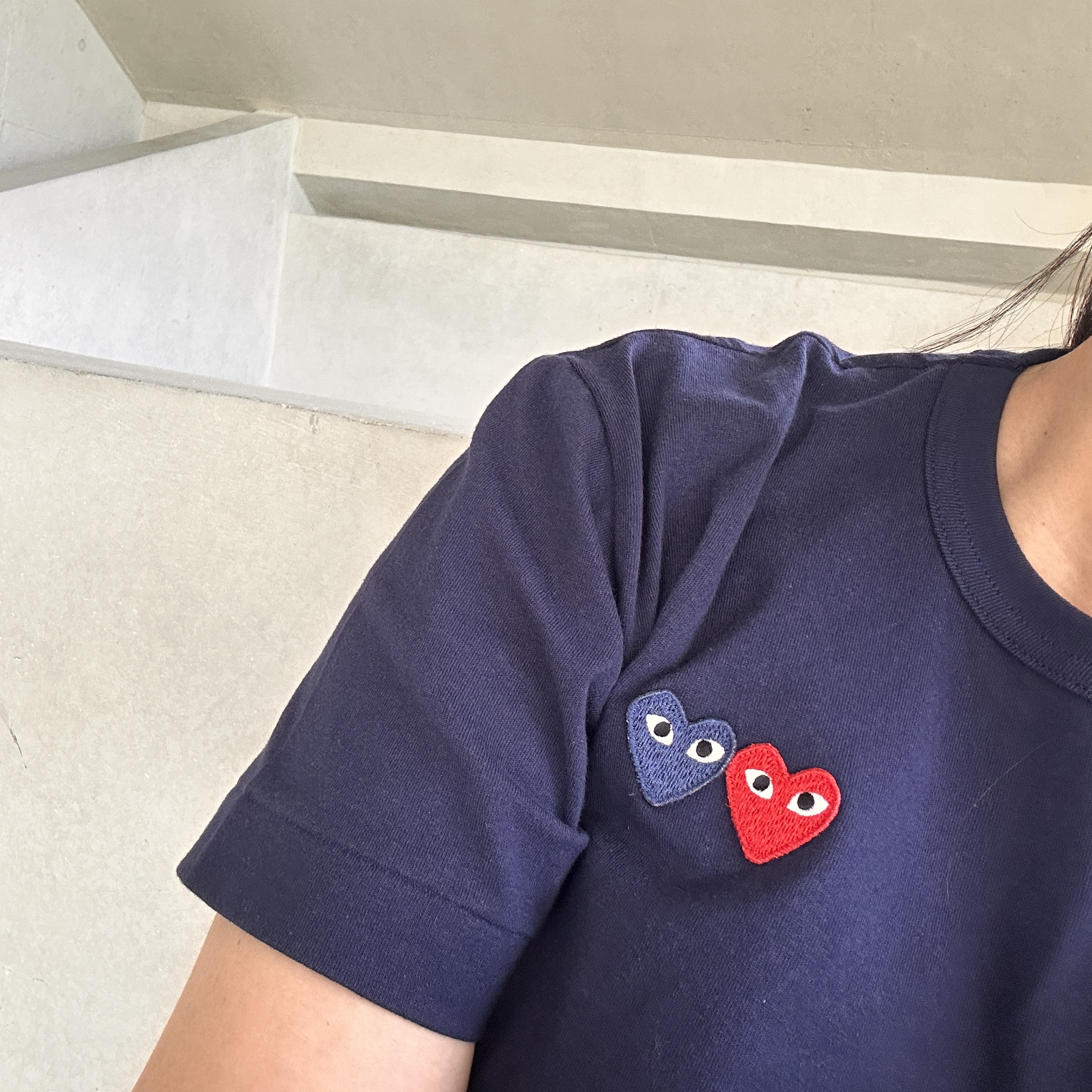 Play Comme des Garcons Double Heart T-Shirt Navy 착용 스타일
