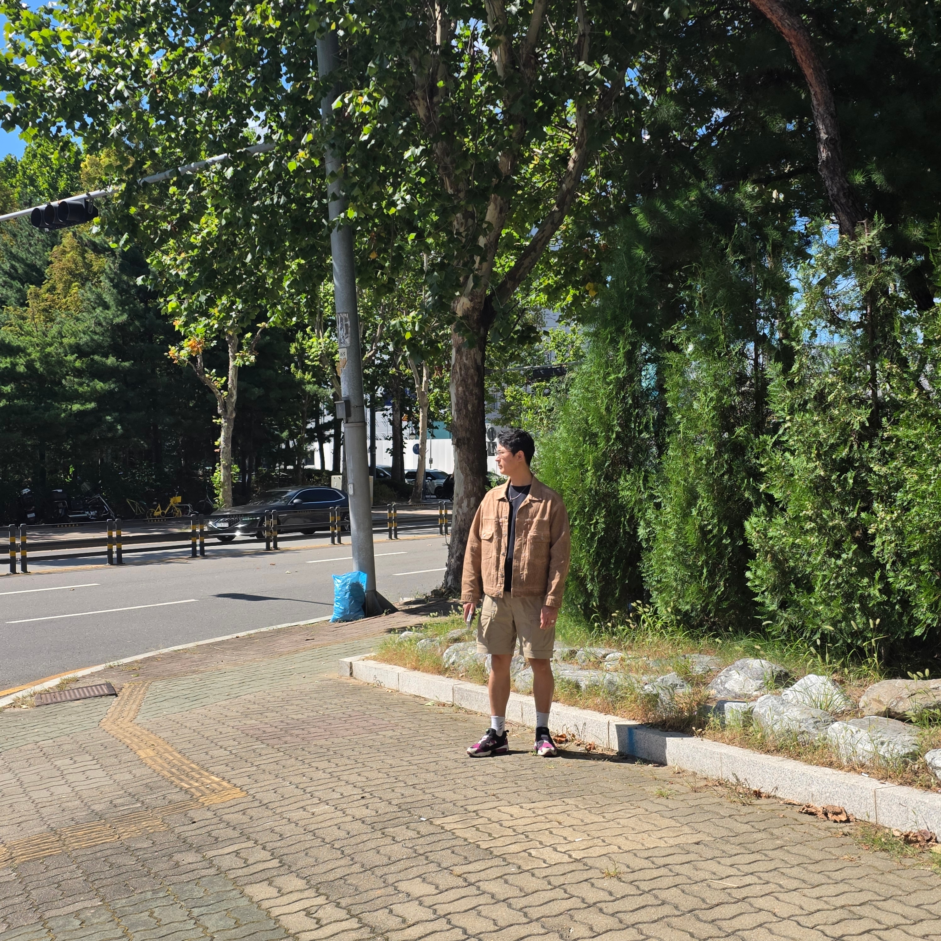 Stussy x Levi's Jacquard Trucker Jacket Brown, Nike Solo Swoosh Short Sleeve French Terry Top Black - Asia 착용 스타일 - 1