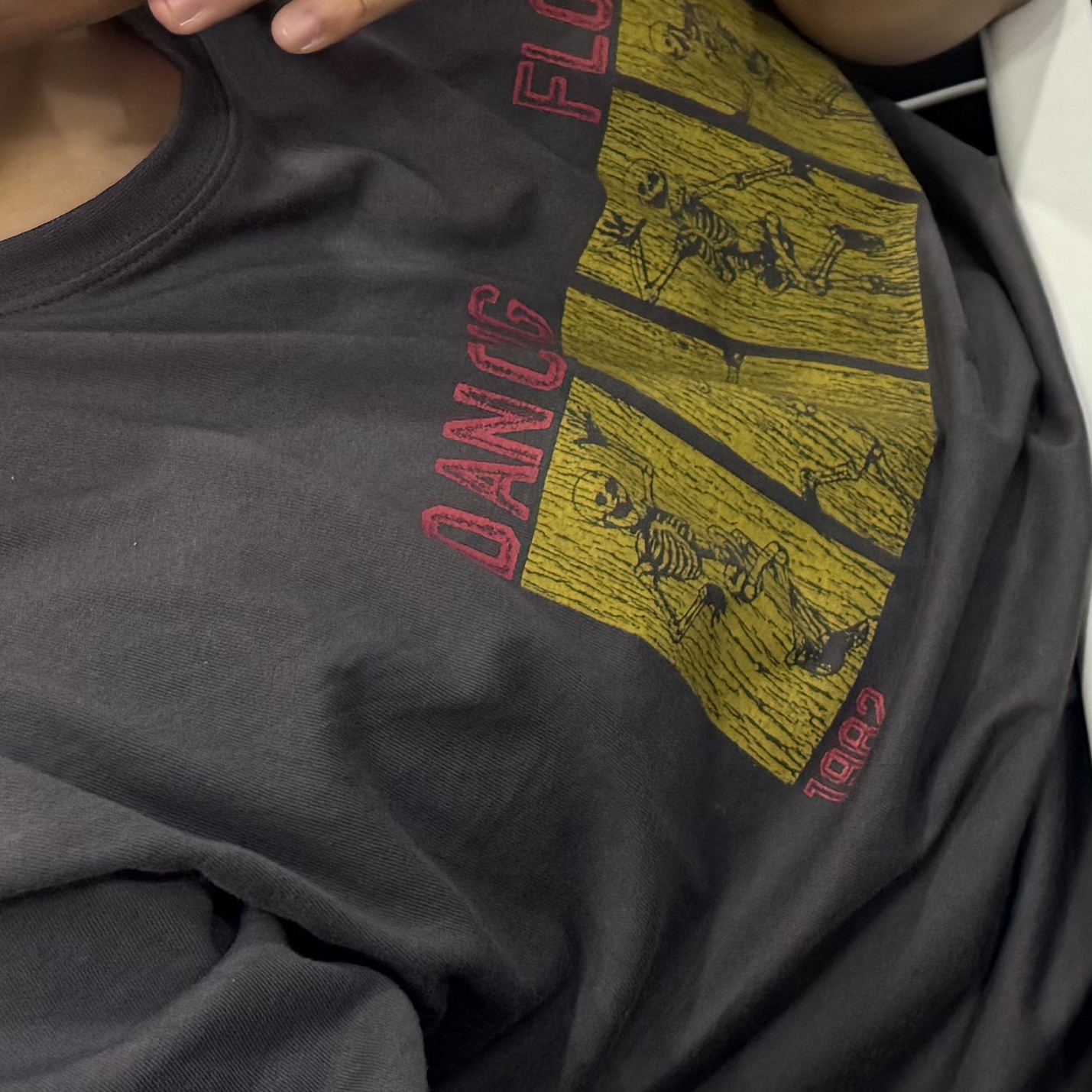 AMOU Dancing Skull Half T-Shirts Chacoal 착용 스타일