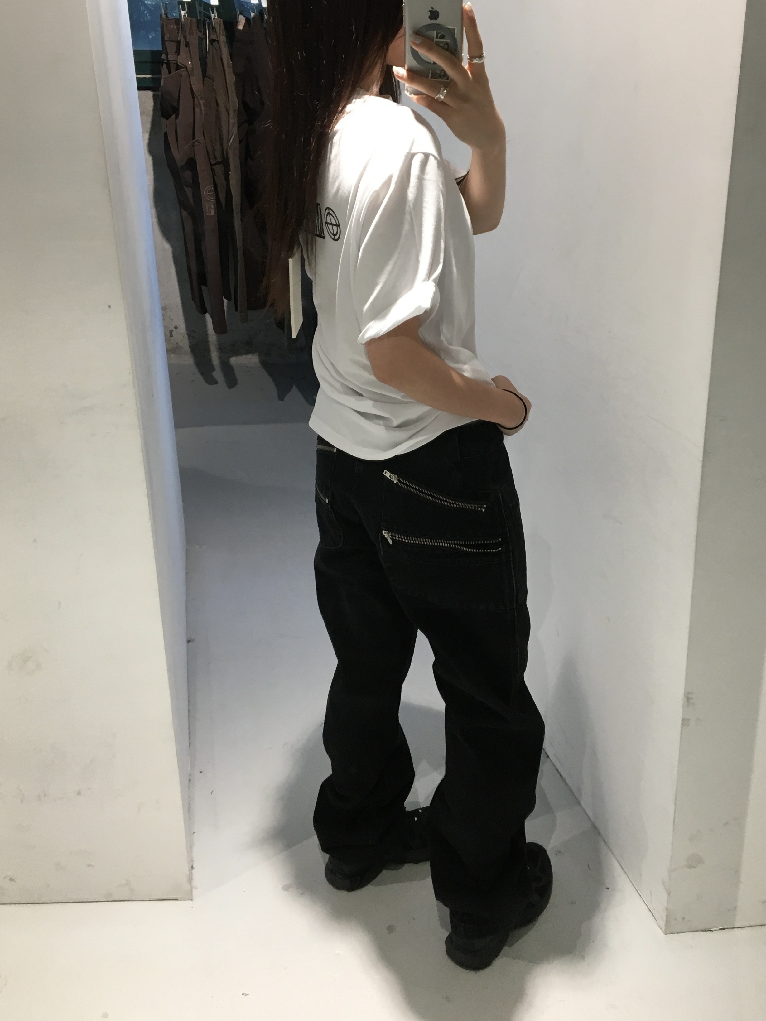 (W) Plastic Product MPa T-Shirt White, Plastic Product MPa Bag Pants Black 착용 스타일 - 1