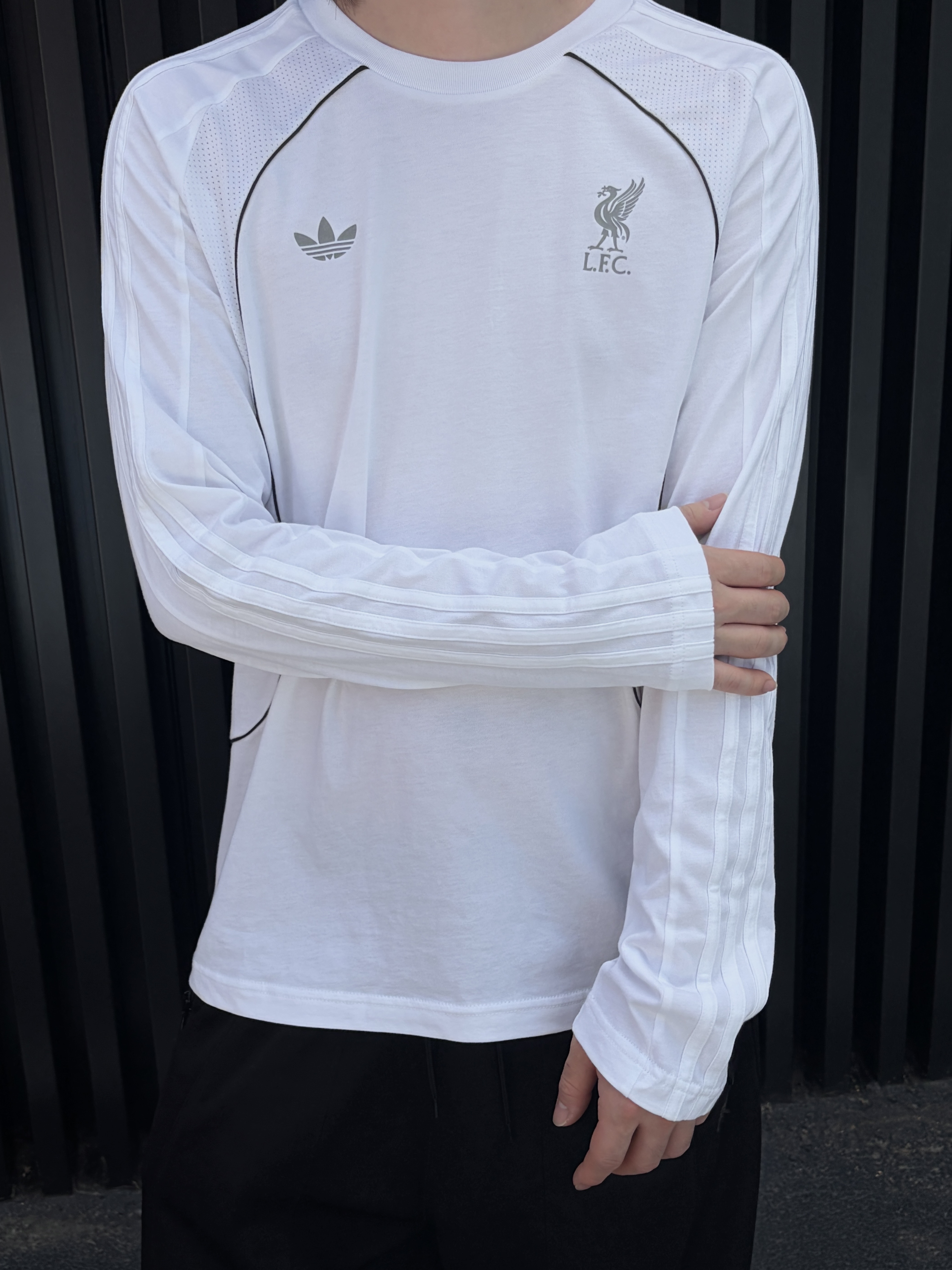 Adidas Liverpool FC Teamgeist 26 Longsleeve T-Shirt White - KR Sizing (Non Marking Ver.) 착용 스타일 - 1