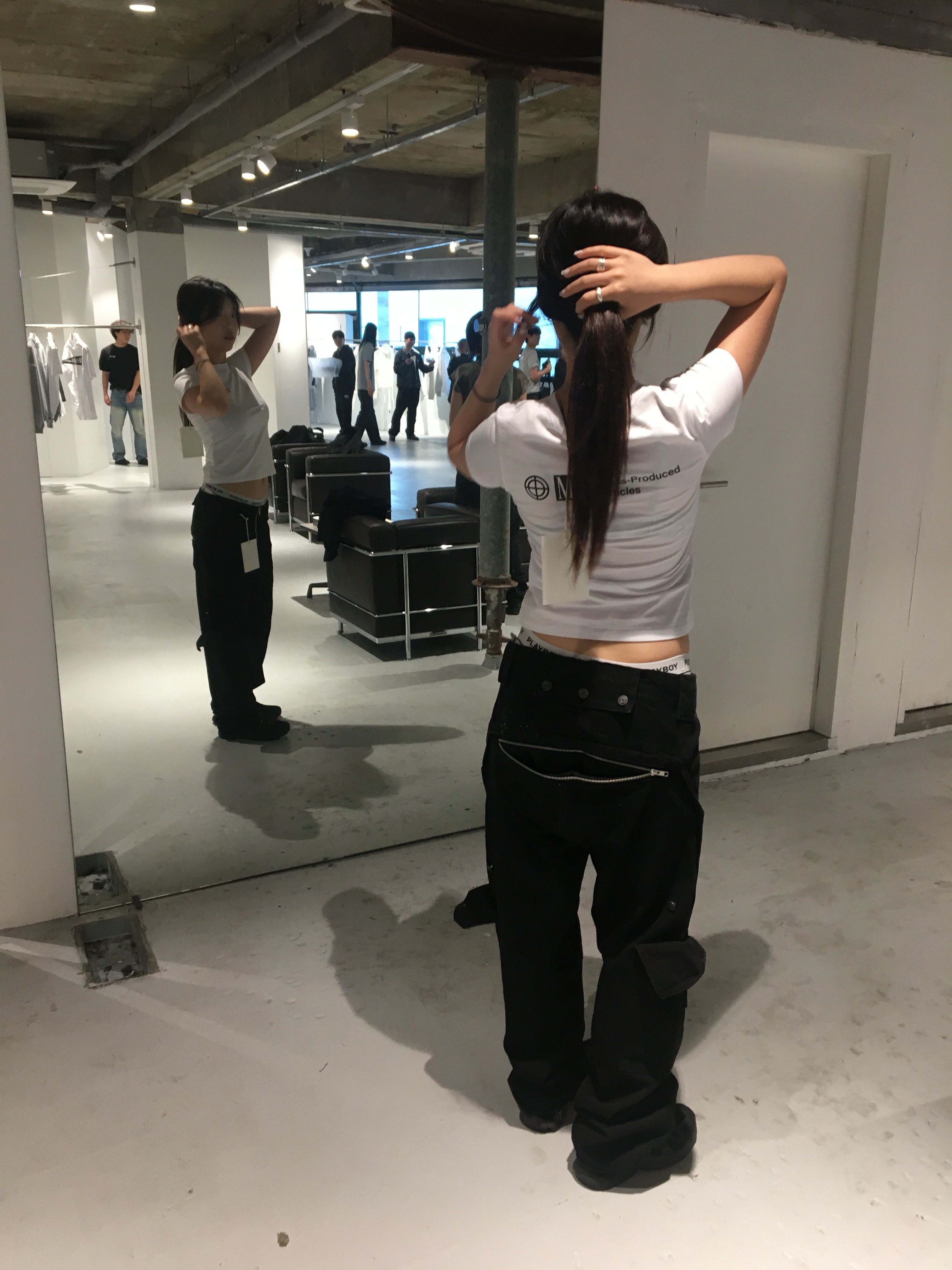 (W) Plastic Product MPa T-Shirt White, Plastic Product MPa Bag Pants Black 착용 스타일 - 3