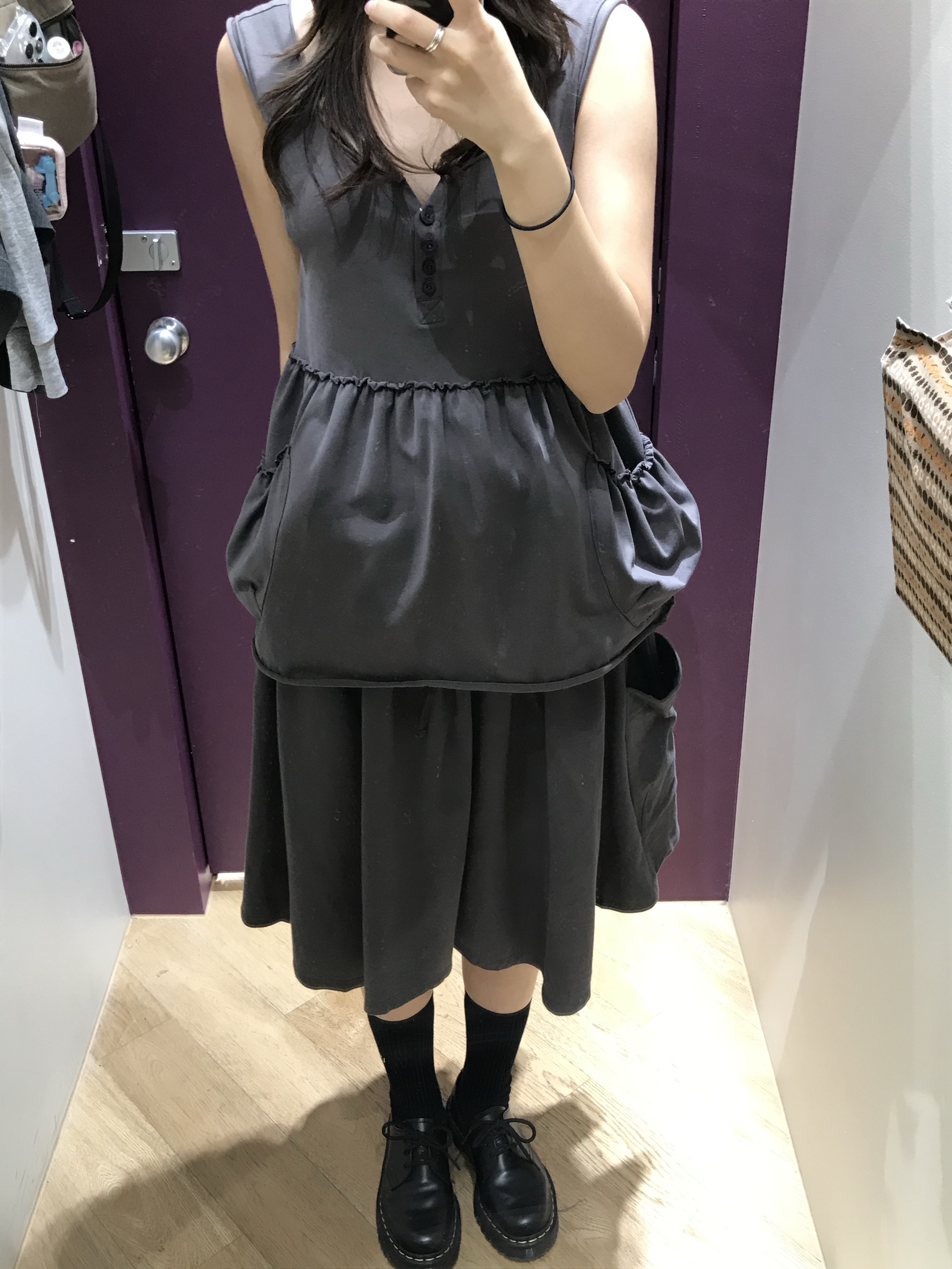 COYSEIO Shirring Pocket Sleeveless Charcoal, COYSEIO Striped Layered Midi Skirt Charcoal 착용 스타일