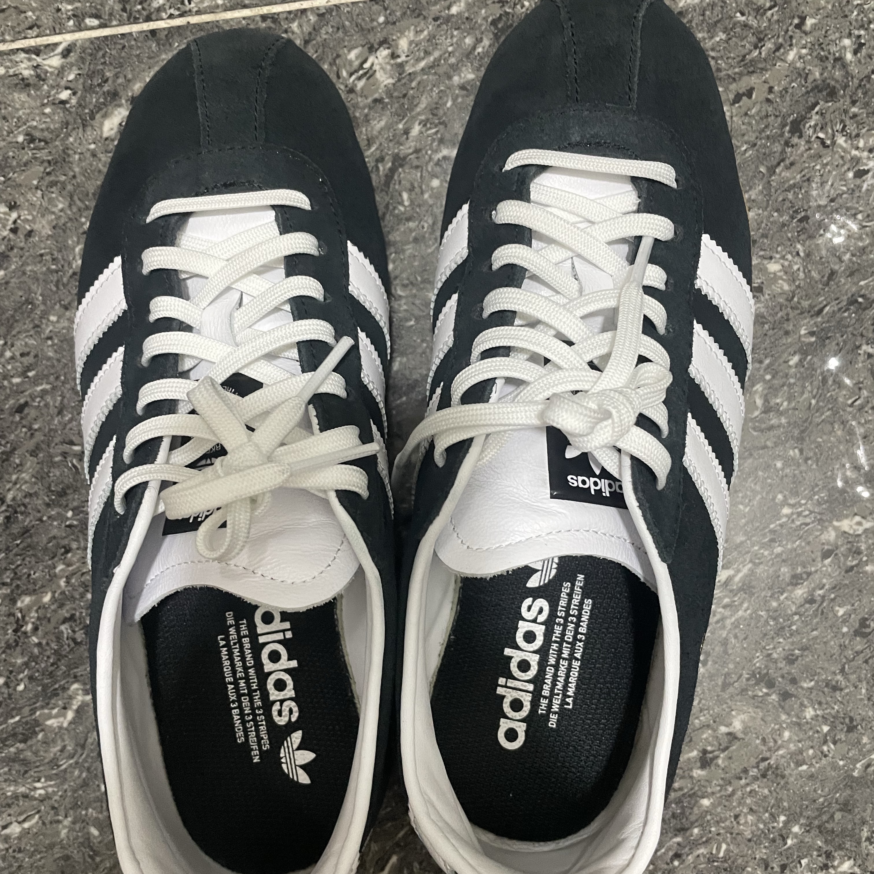 (W) Adidas Tokyo Core Black Cloud White 착용 스타일
