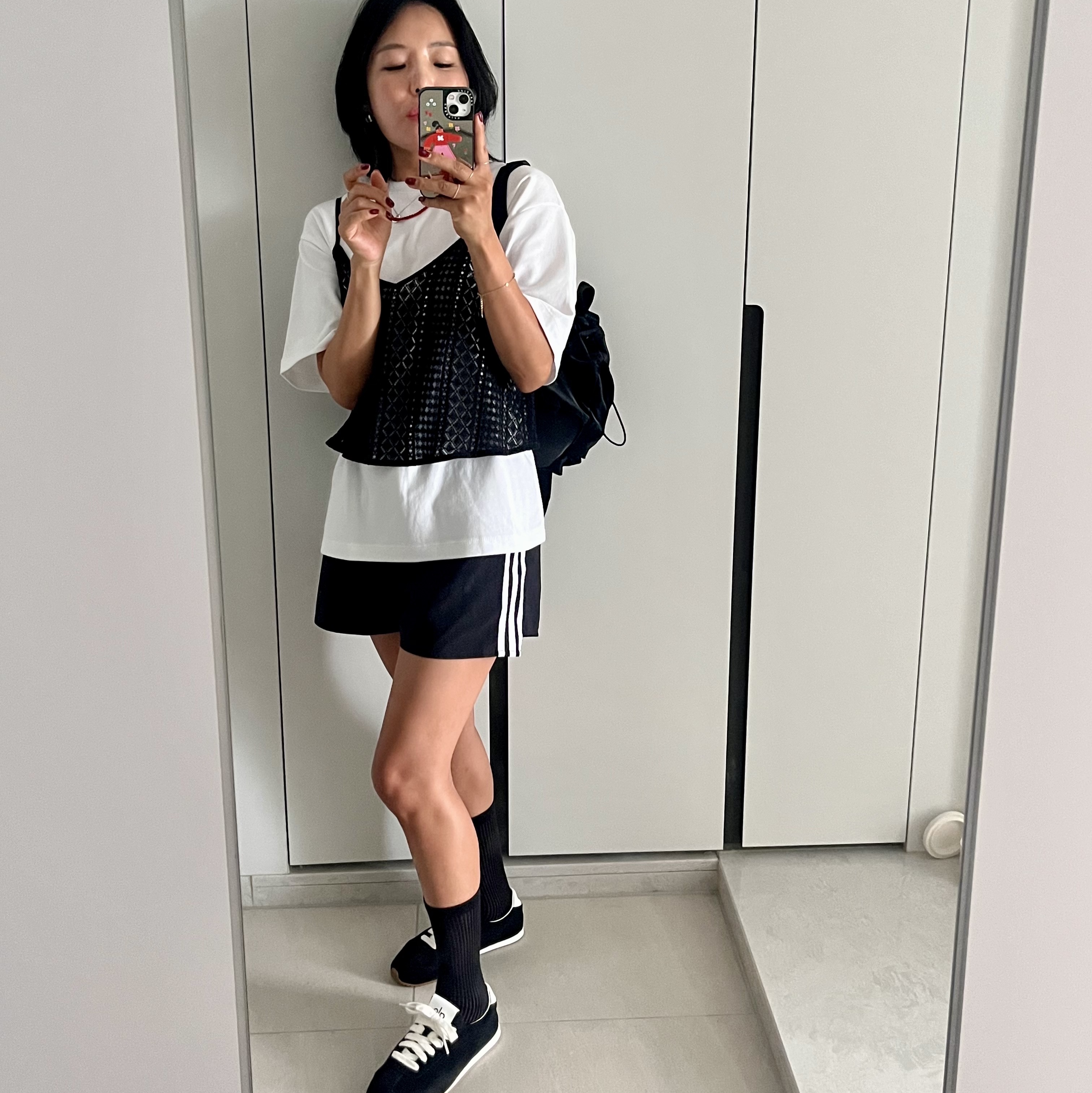 (W) Alo Yoga Sunset Sneaker Black, Emis Mini Wappen Pocket Backpack Black 착용 스타일 - 1