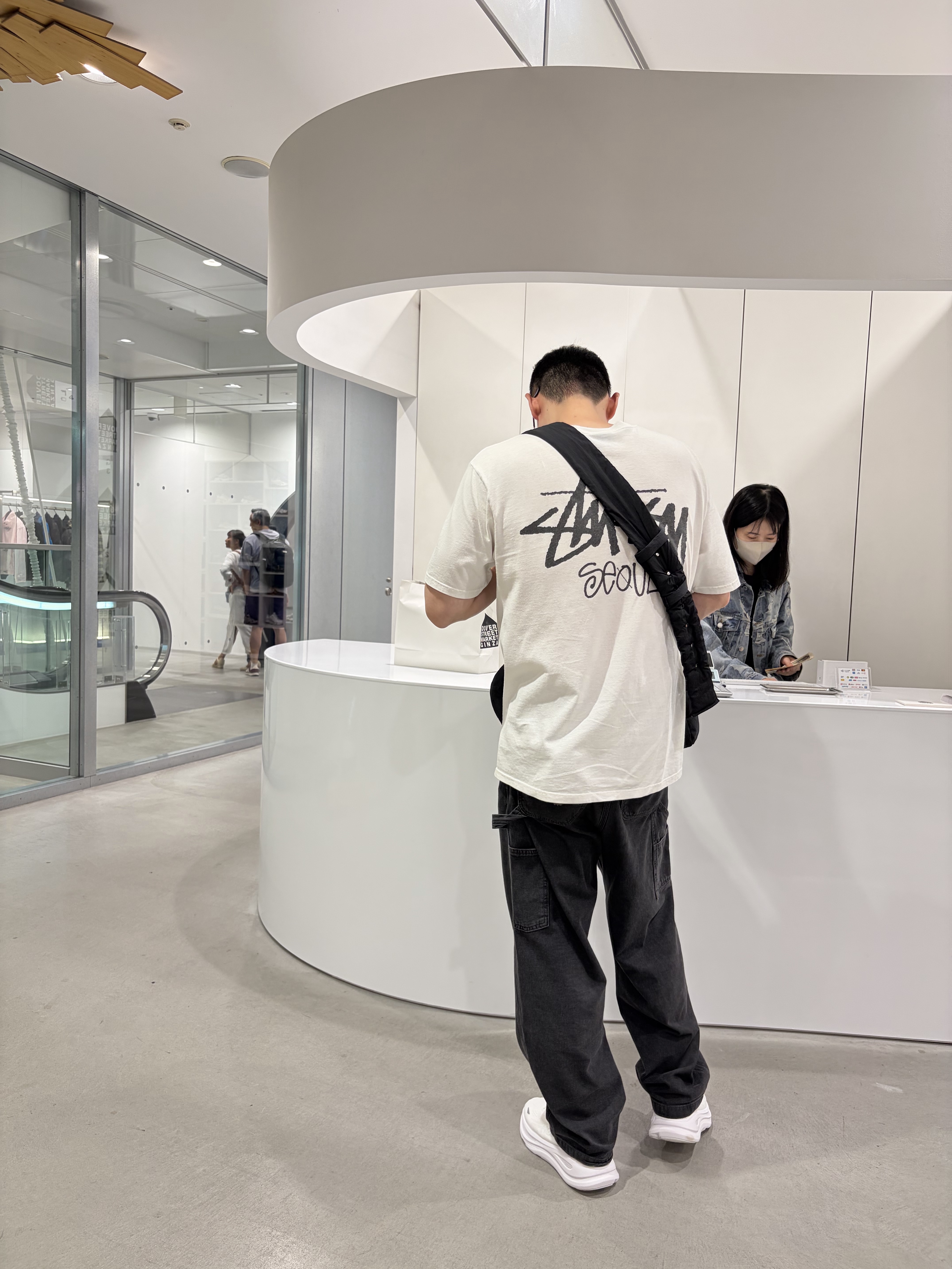 Stussy Stock Seoul T-Shirt White, Bottega Veneta Large Padded Tech Cassette Black 착용 스타일 - 1