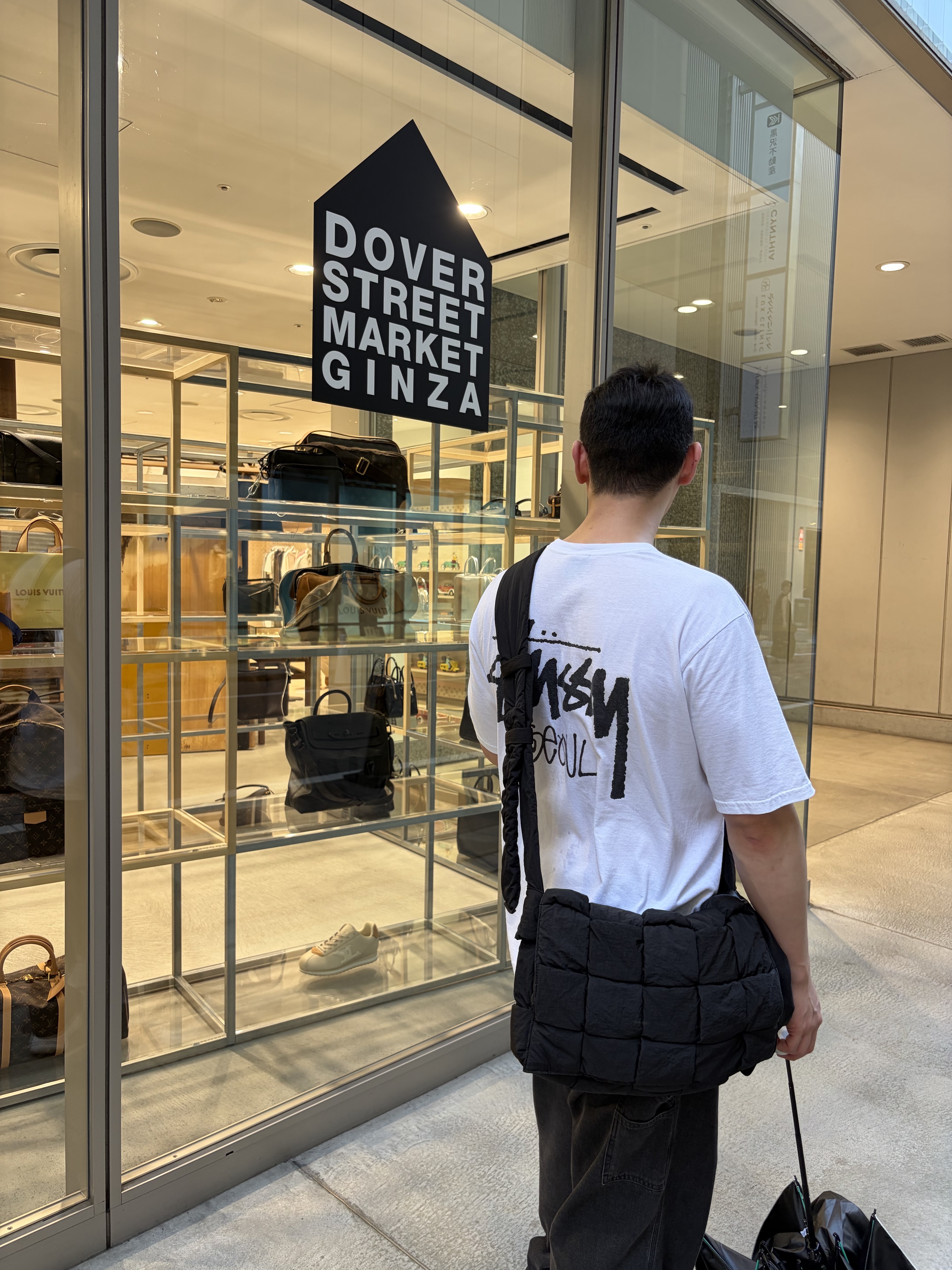 Stussy Stock Seoul T-Shirt White, Bottega Veneta Large Padded Tech Cassette Black 착용 스타일 - 5