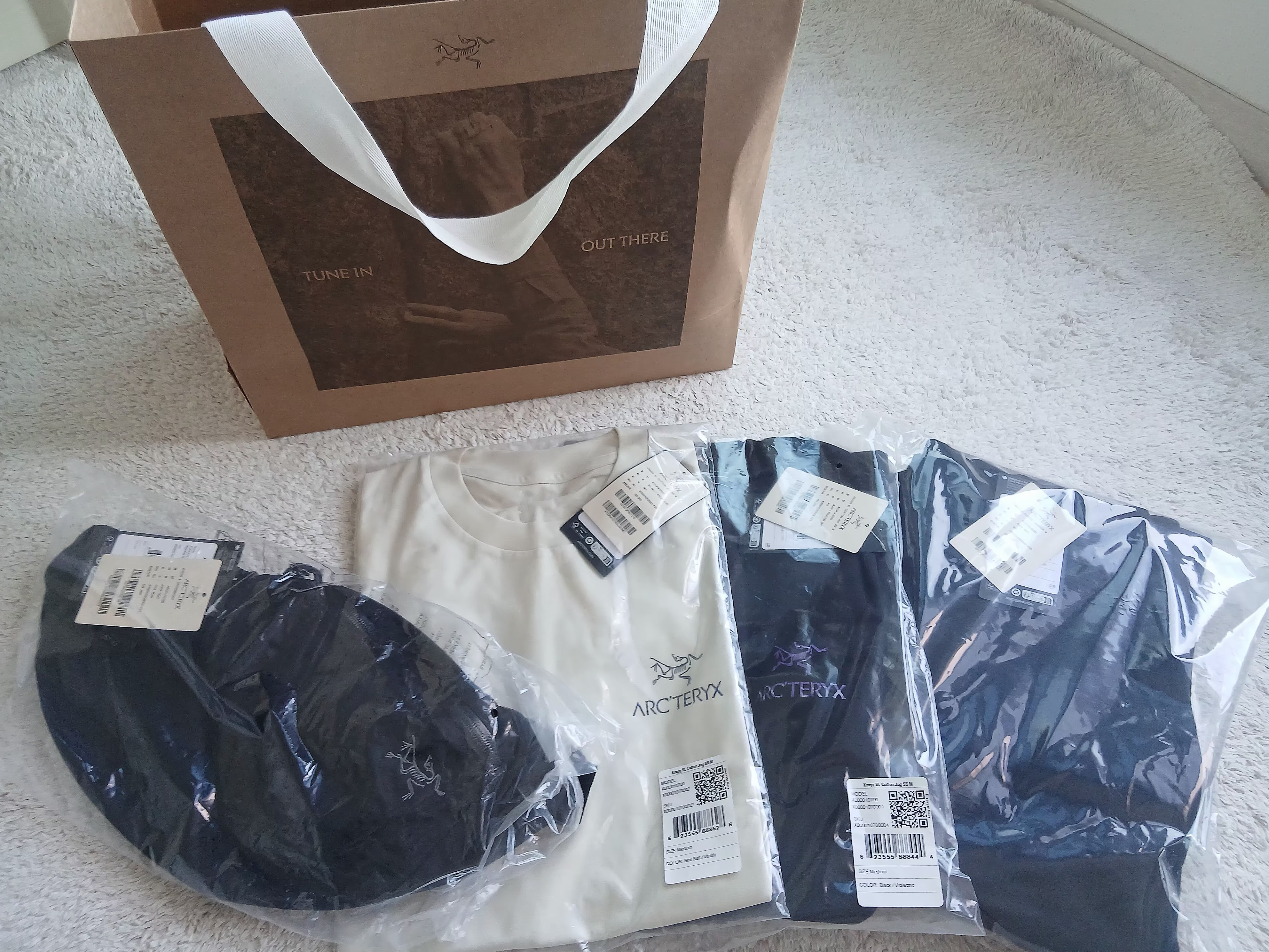 Arc'teryx Kragg SL Cotton Jug Shirt SS Black Violectric, Arc'teryx Kragg SL Cotton Jug Shirt SS Sea Salt Vitality 착용 스타일 - 1