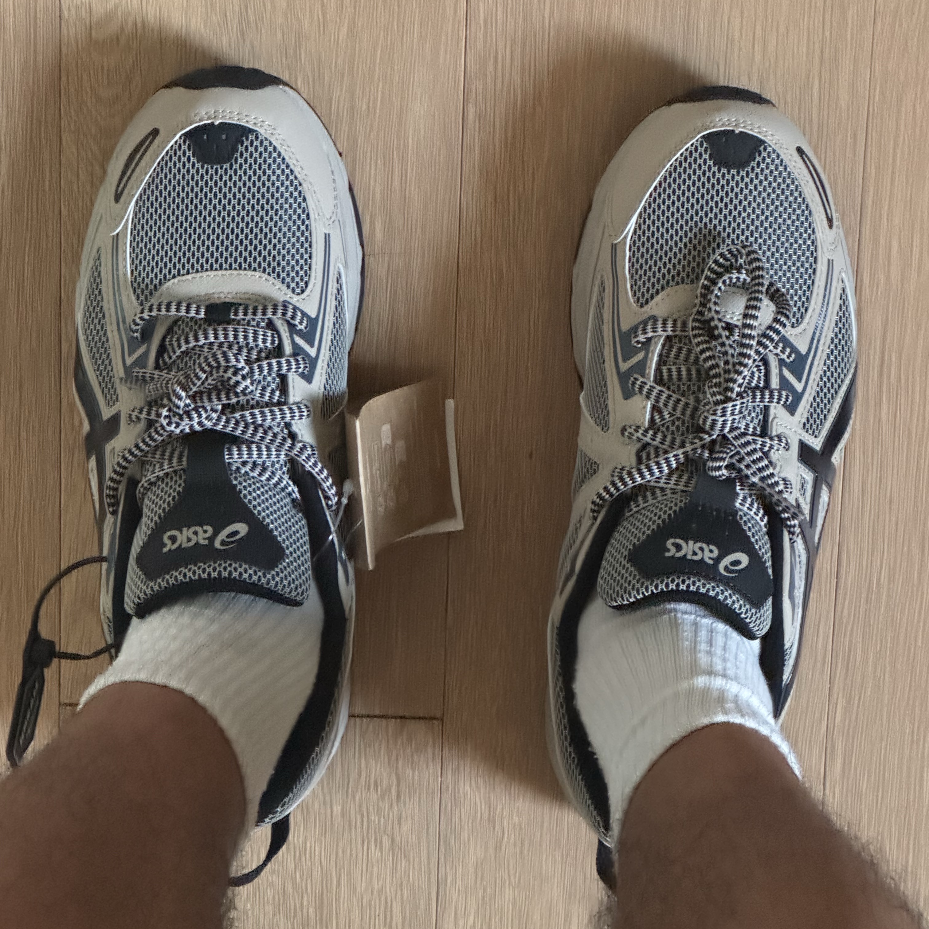 Asics Gel-Venture 6 Feather Grey Black 착용 스타일
