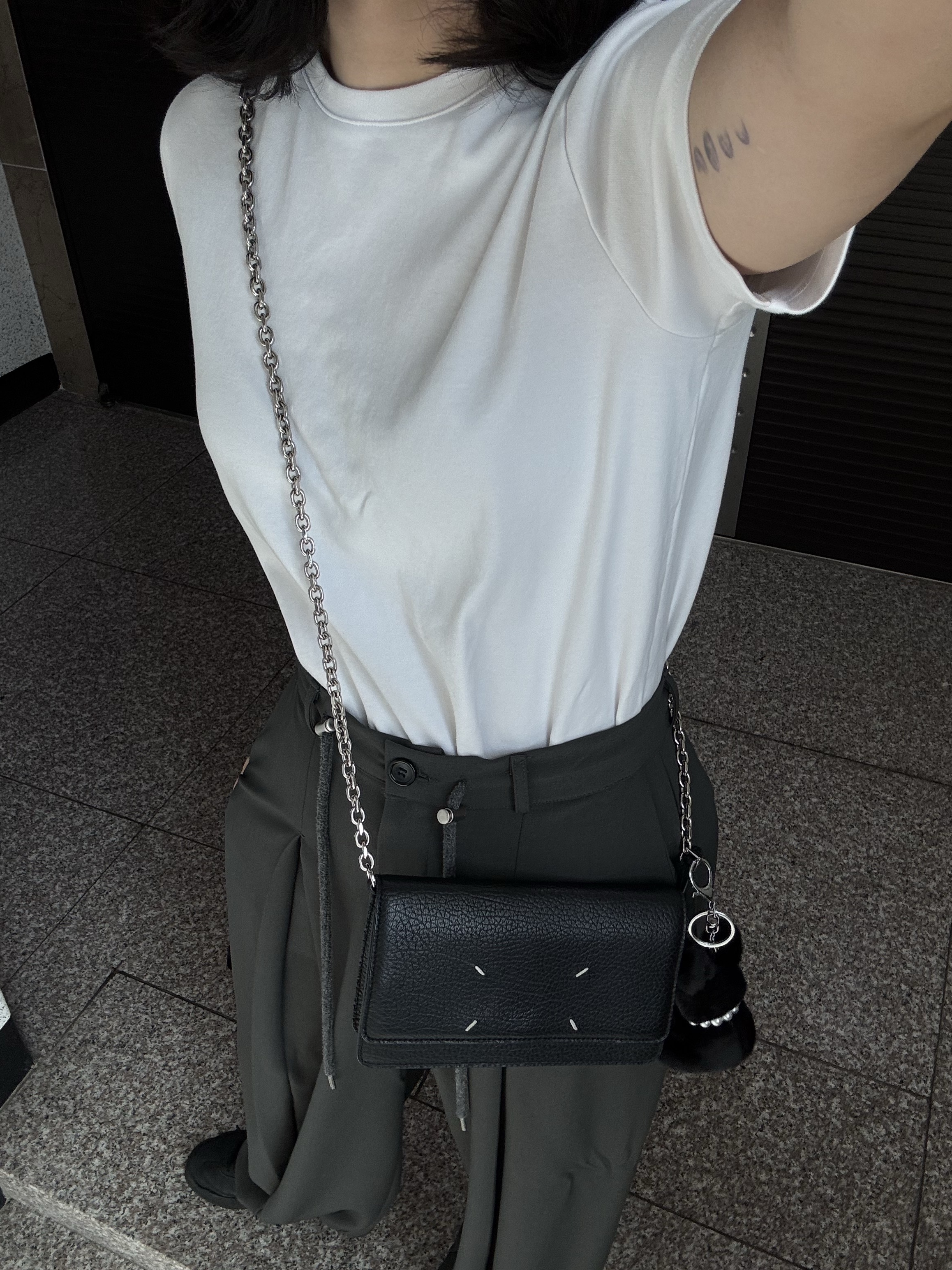 Maison Margiela Chain WOC Crossbody Bag Black S56UI0147, Oofos OOriginal Black 착용 스타일 - 8