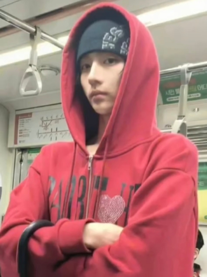 [프리오더]XENOREPORT Bad Bitxhes Hoodie Red 착용 스타일