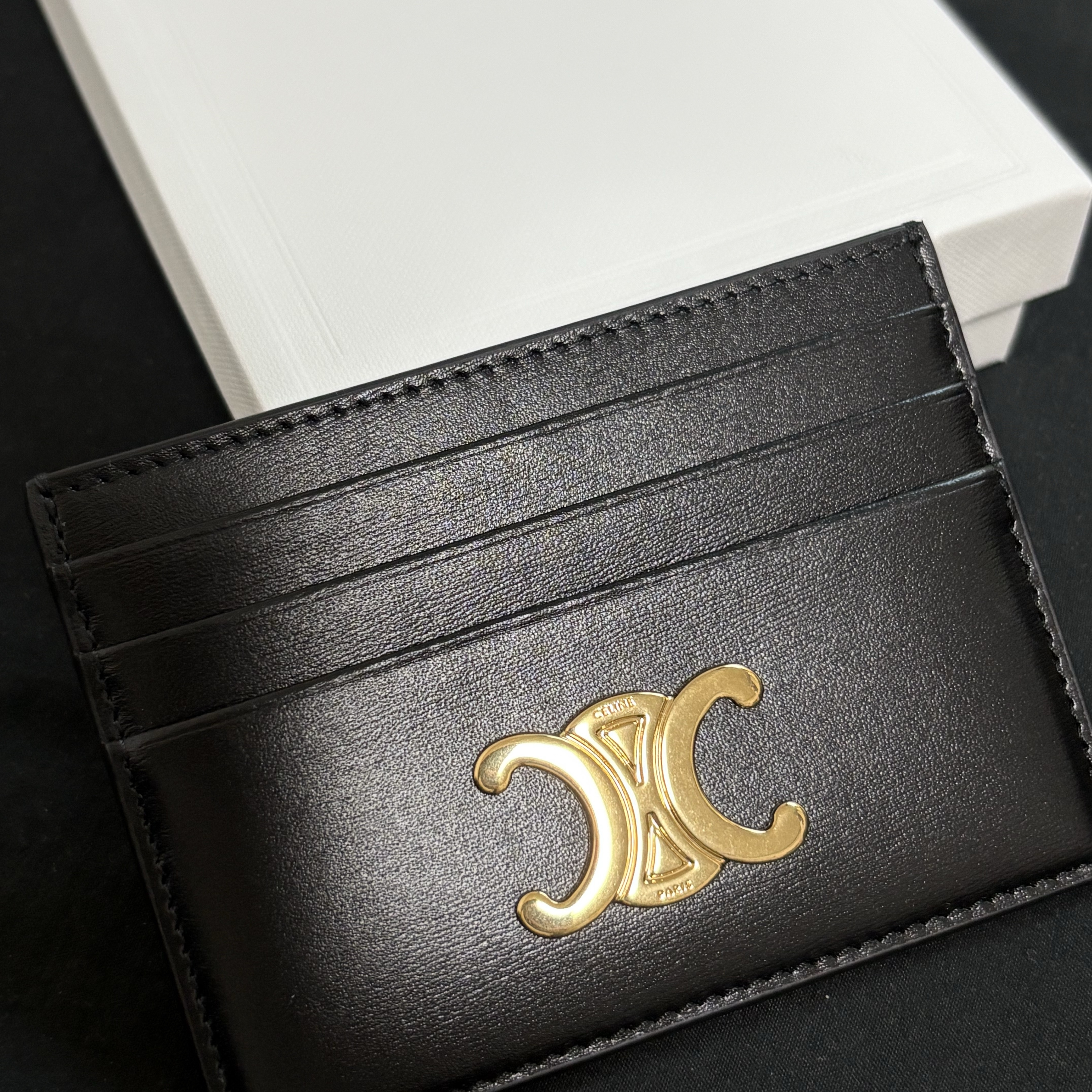 Celine Triomphe Card Holder in Shiny Calfskin Black 착용 스타일 - 2