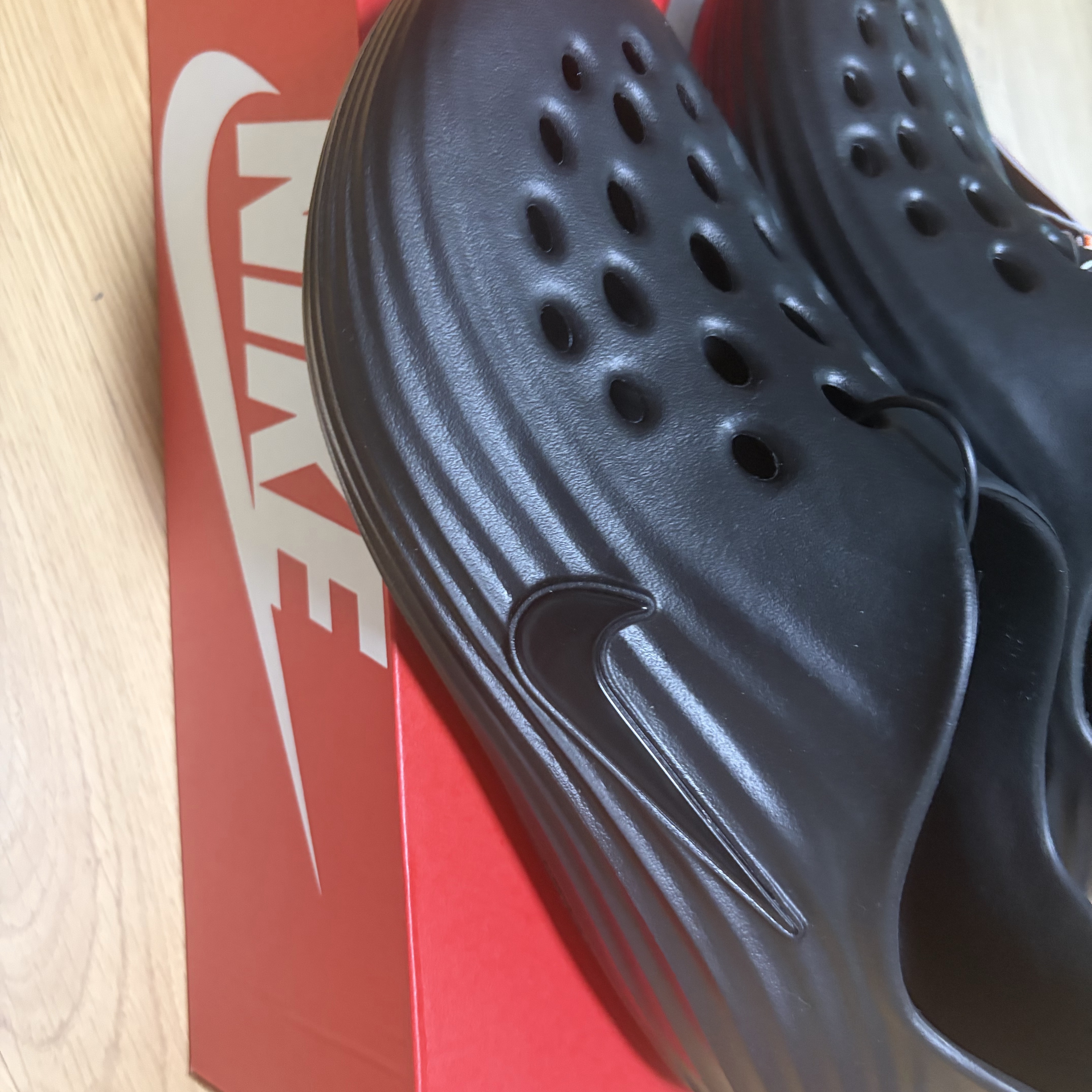 Nike ReactX Rejuven8 Triple Black 착용 스타일