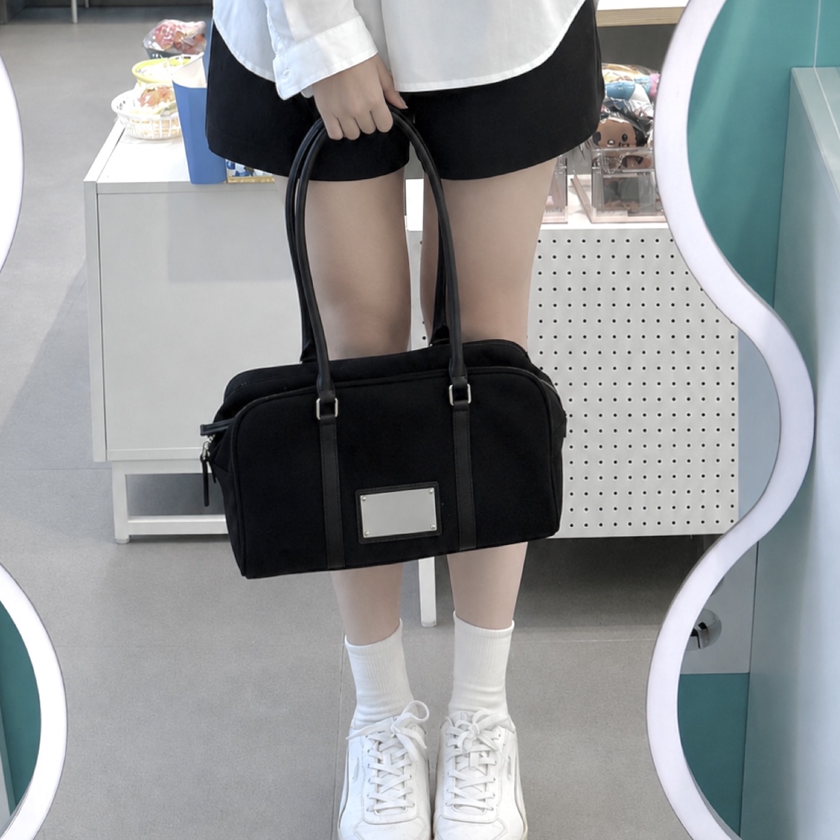 마뗑킴 스포티 토트백 블랙 착용 스타일 - 3