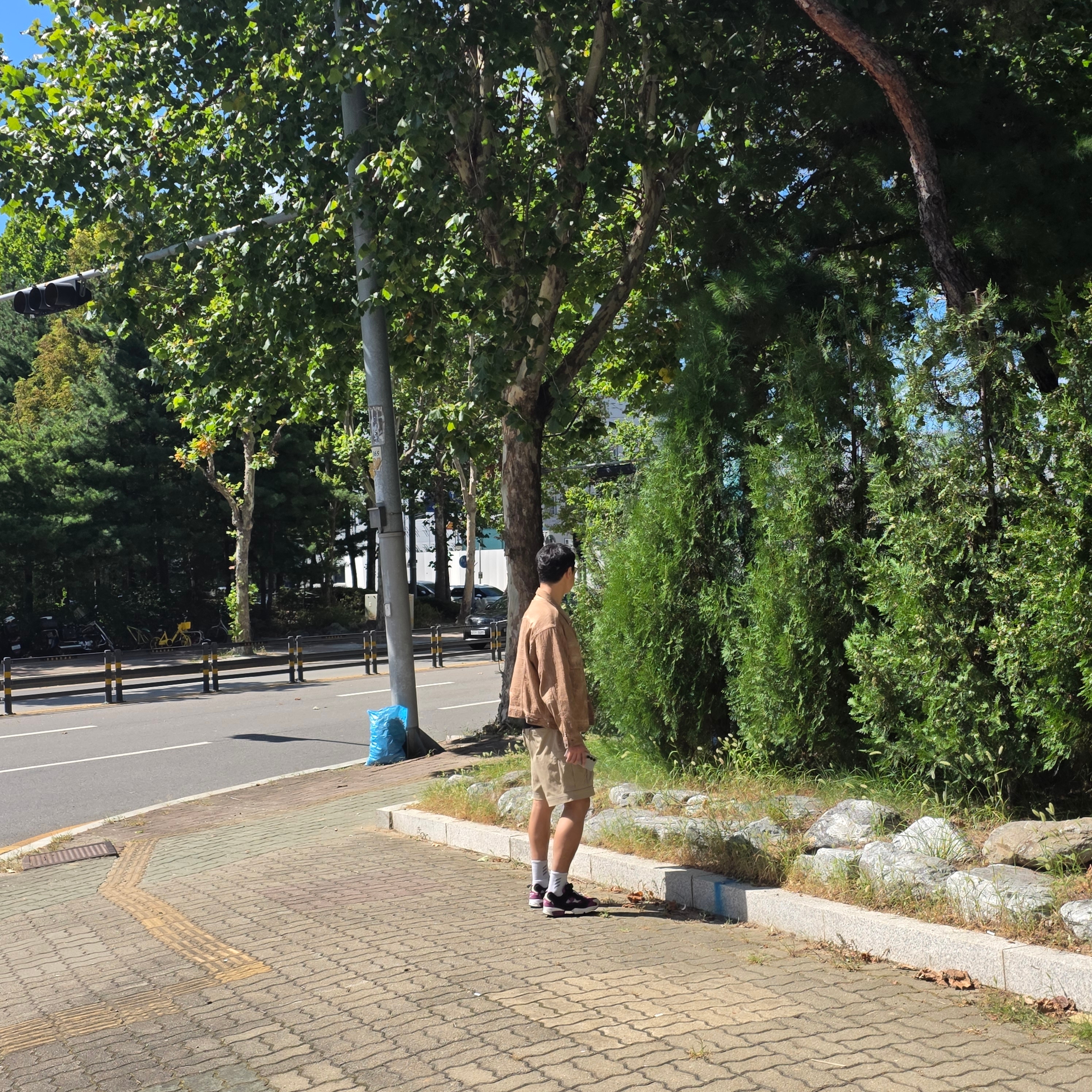 Stussy x Levi's Jacquard Trucker Jacket Brown, Nike Solo Swoosh Short Sleeve French Terry Top Black - Asia 착용 스타일 - 4