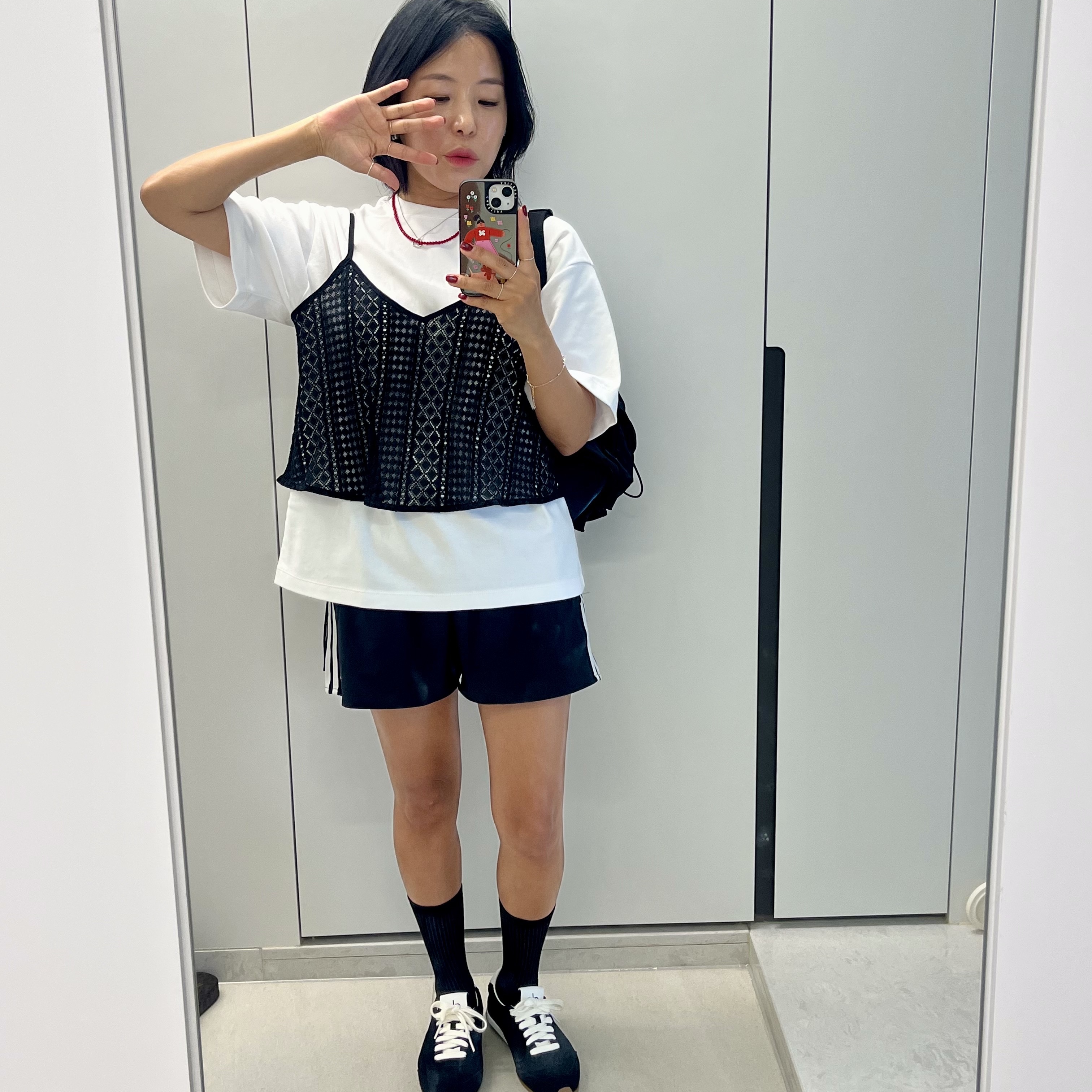 (W) Alo Yoga Sunset Sneaker Black, Emis Mini Wappen Pocket Backpack Black 착용 스타일 - 2