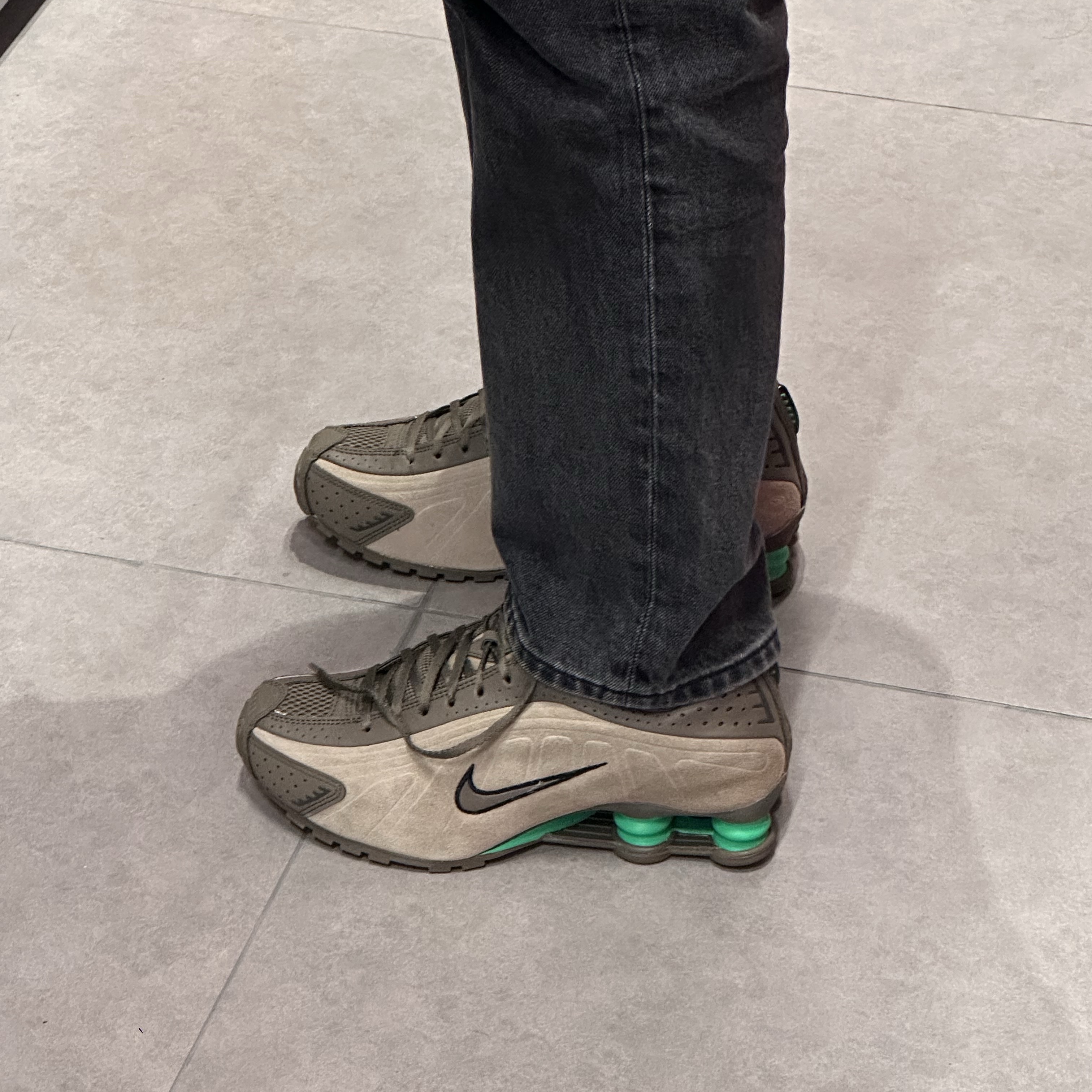 (W) Nike Shox R4 Olive Khaki Green Shock 착용 스타일