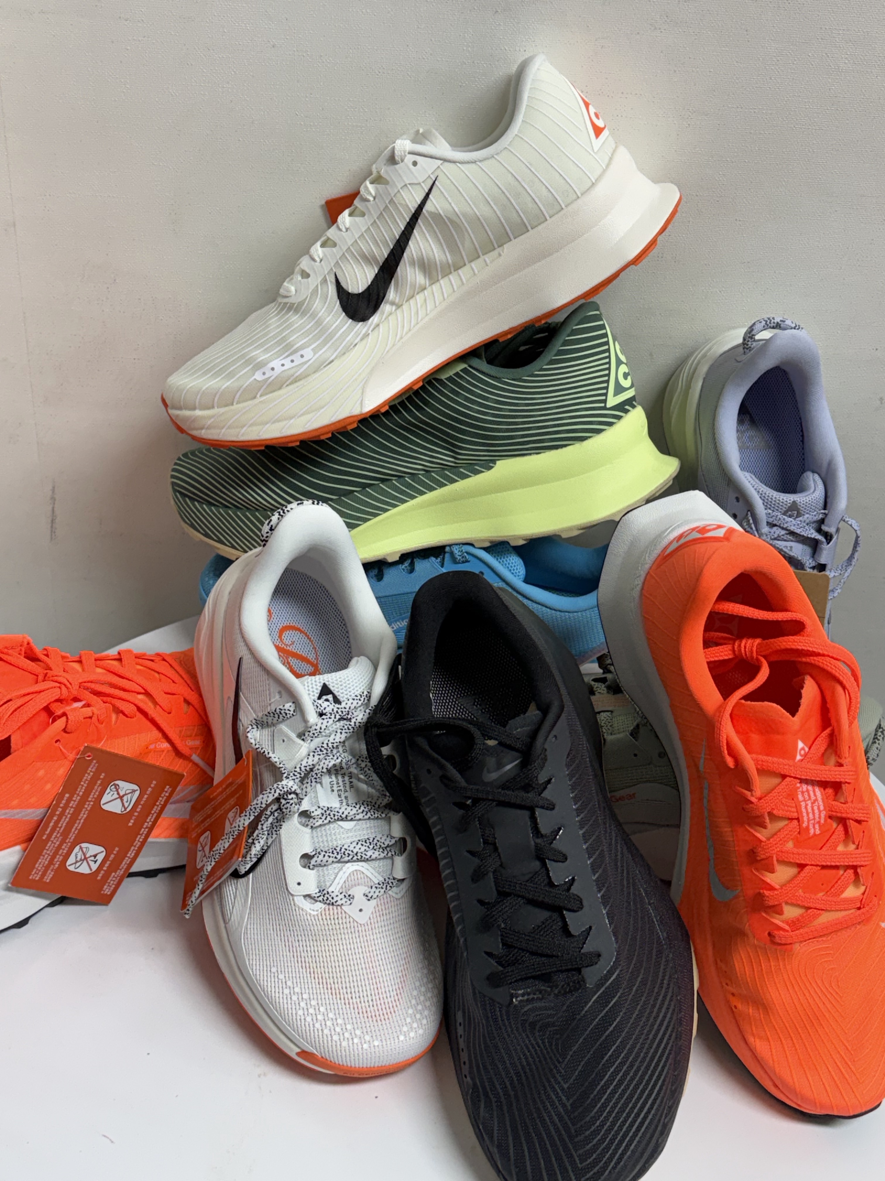 Nike ACG Ultrafly Trail Sail White Safety Orange, Nike ACG Ultrafly Trail Hyper Crimson Total Orange 착용 스타일 - 2