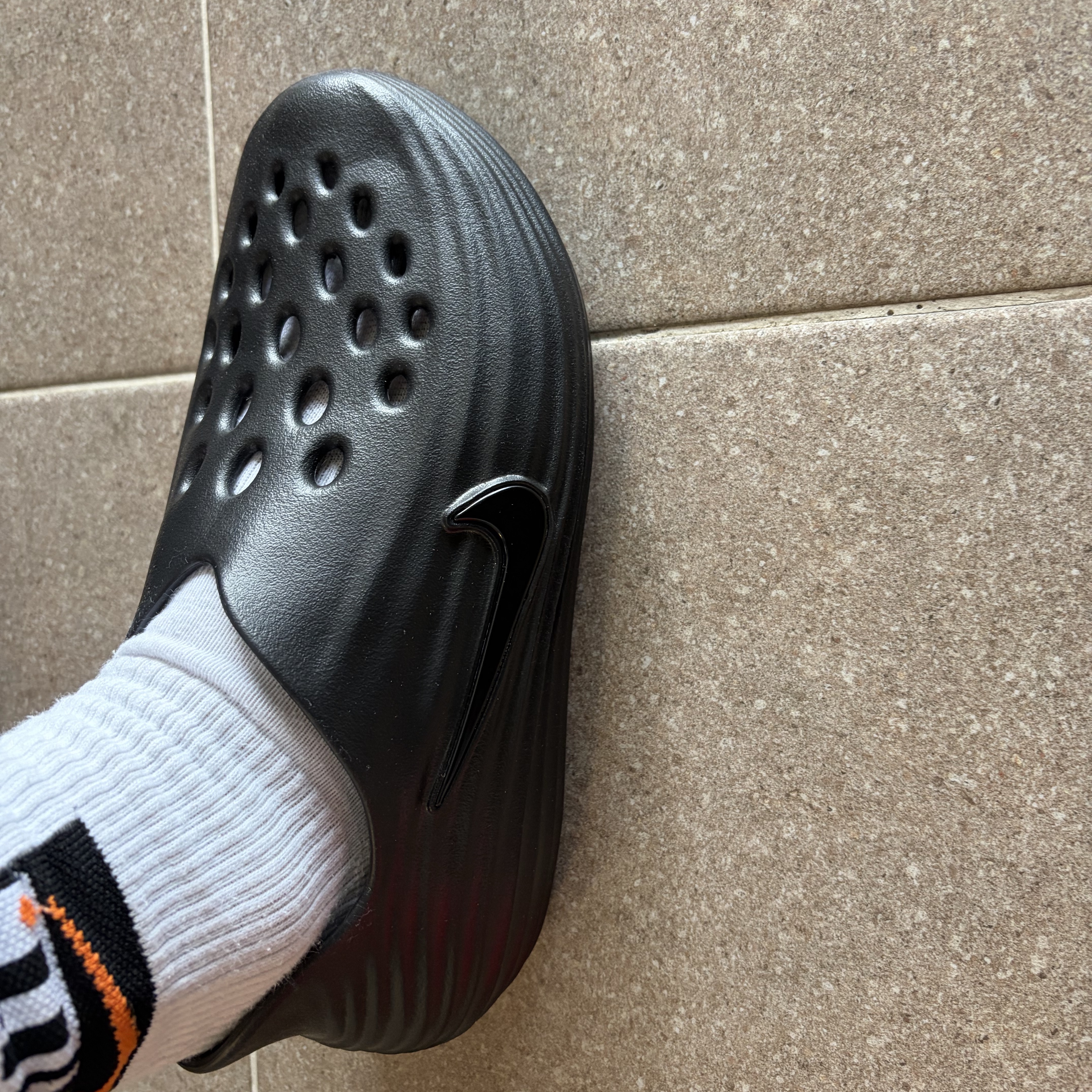 Nike ReactX Rejuven8 Triple Black 착용 스타일 - 2