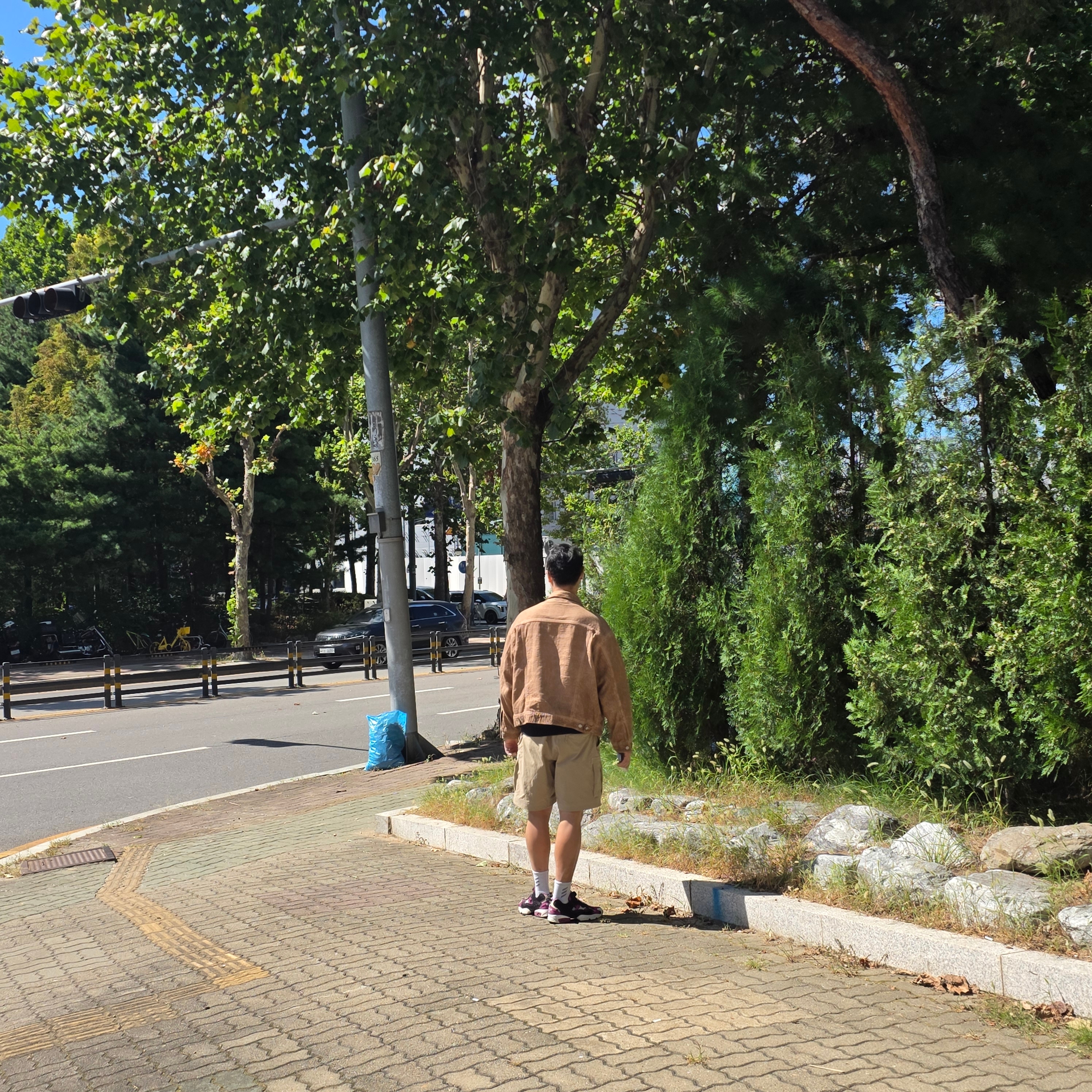 Stussy x Levi's Jacquard Trucker Jacket Brown, Nike Solo Swoosh Short Sleeve French Terry Top Black - Asia 착용 스타일 - 5