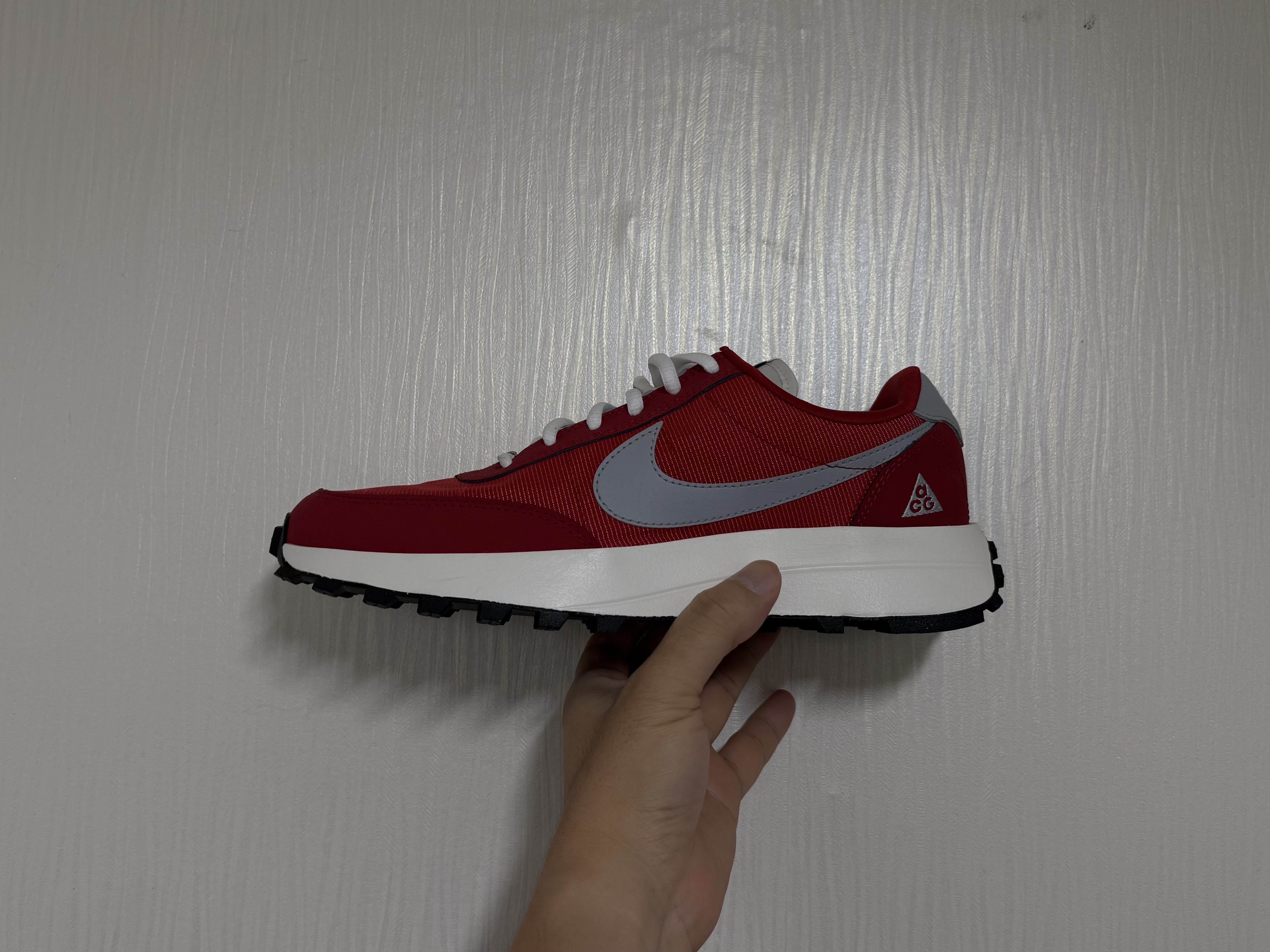 Nike ACG LDV Varsity Red Sail 착용 스타일